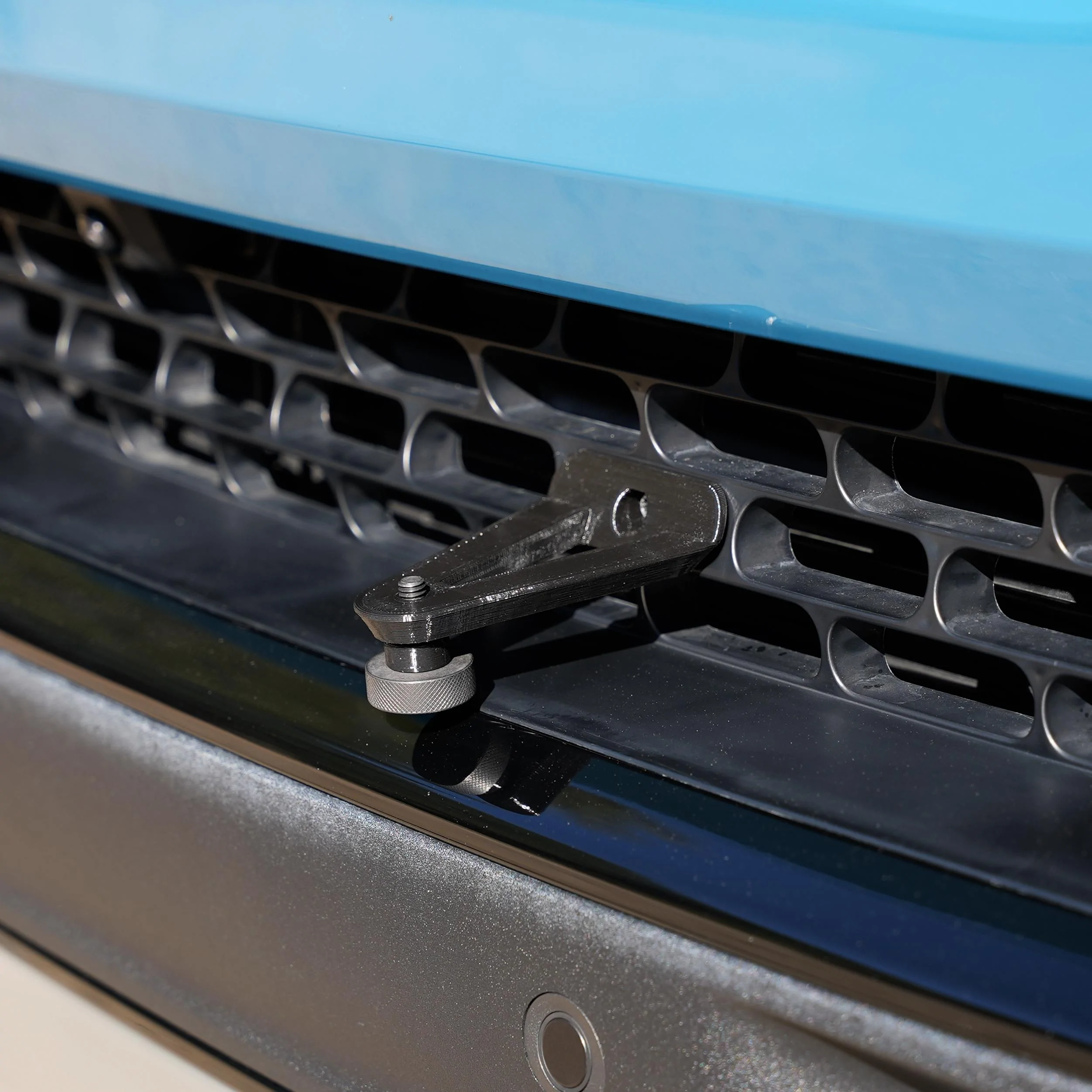 Rivian R1T R1S Removable Front Grille 1/4″-20 Accessory Mount for Rivian R1T & R1S DSC01122
