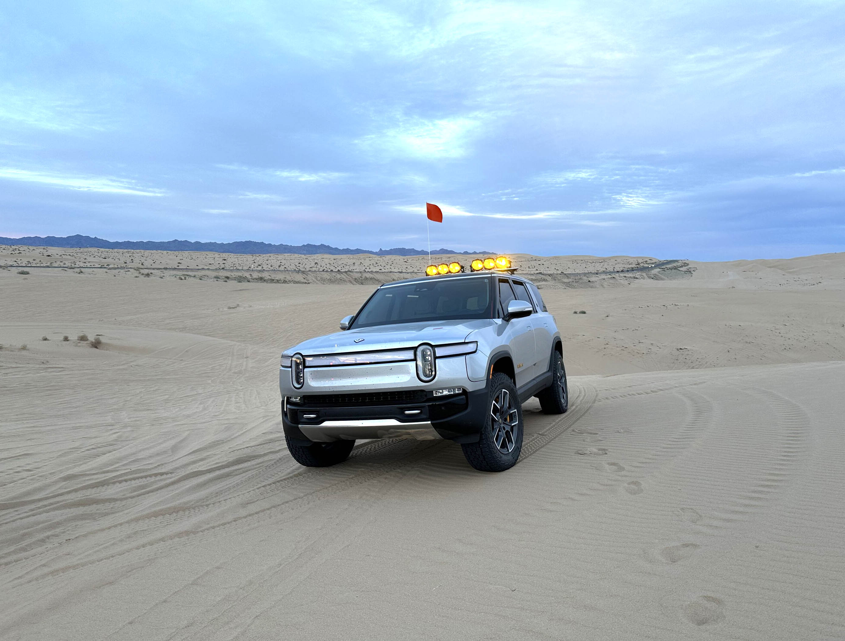 Rivian R1T R1S No trouble in soft sand with my QM R1S IMG_8609 (1)