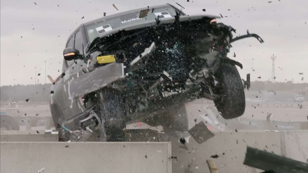 Rivian R1T R1S Cybertruck - Now with Self-Parking Feature! rivian-r1t-guardrail-crash-test