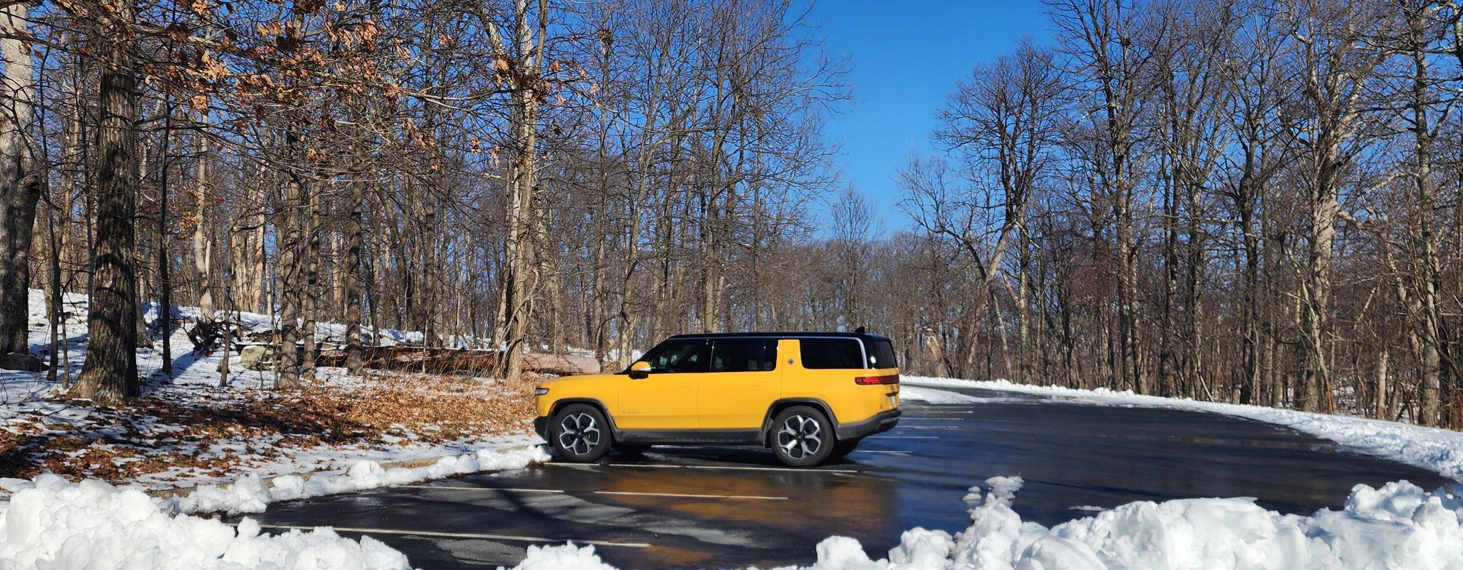 Rivian R1T R1S ? COMPASS YELLOW R1S  Photos 20240214_141417