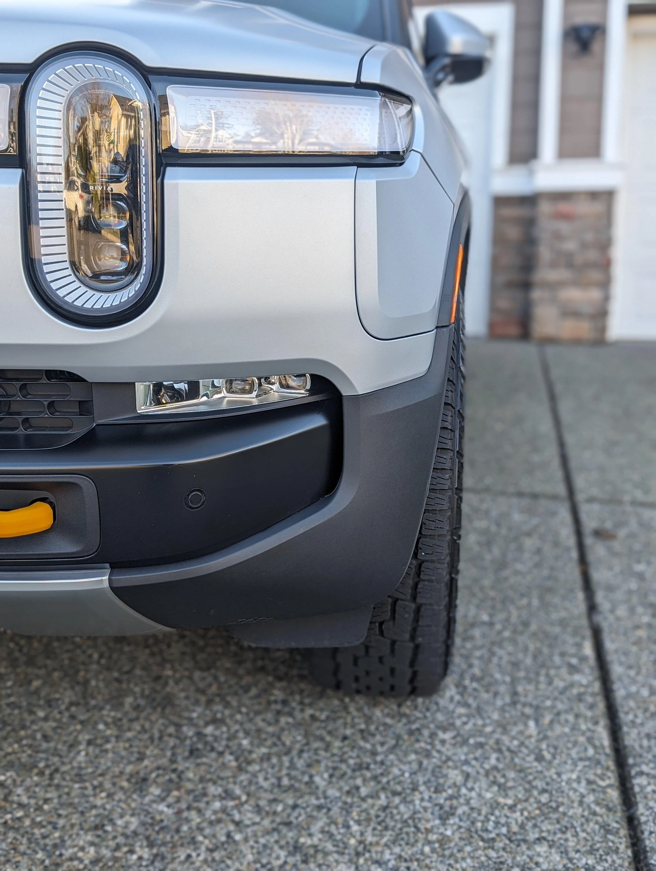 R1S_Front_Tire_View.webp