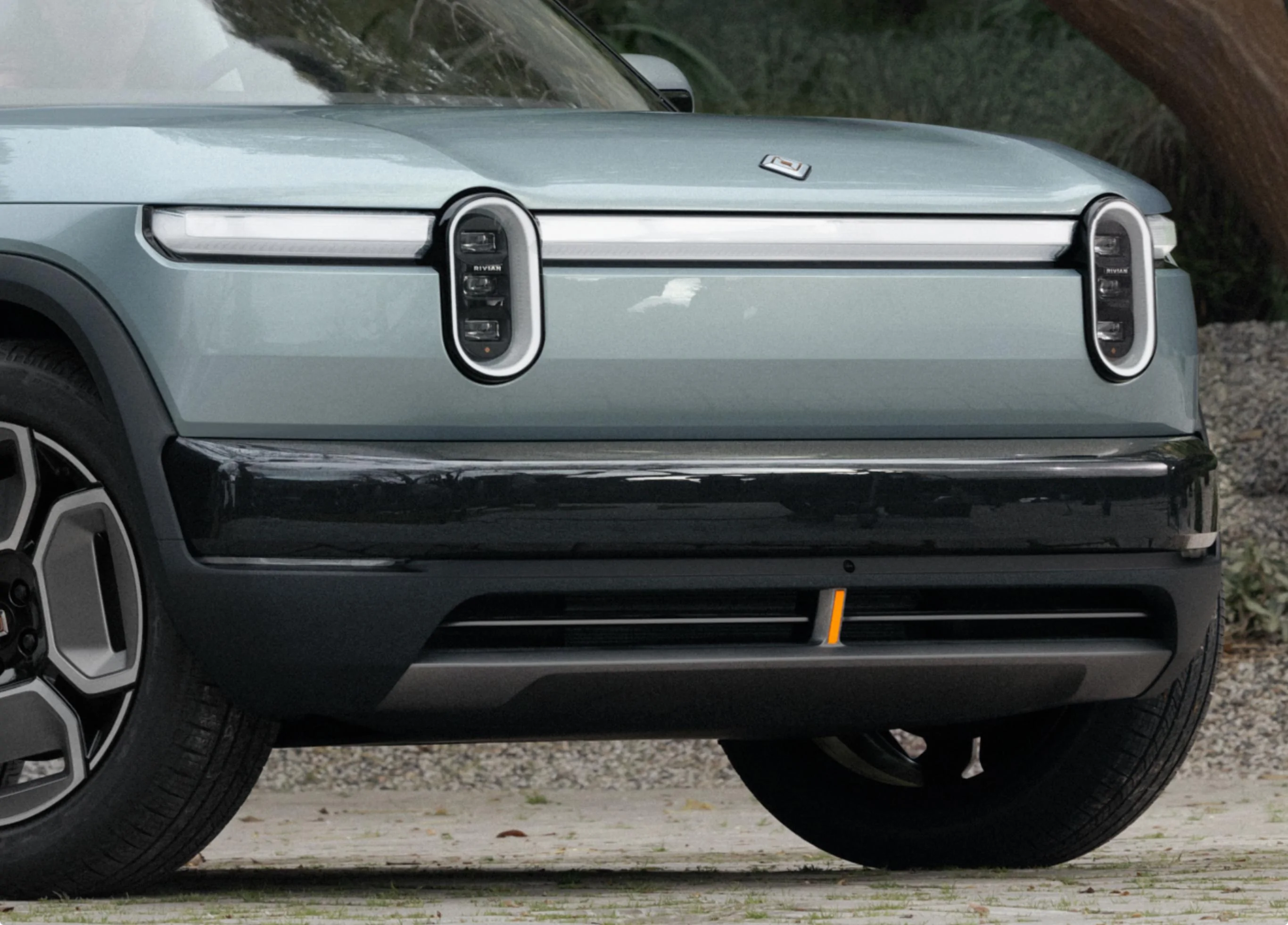 Rivian R1T R1S New Light Bar and Headlamps on R2/R3 IMG_0567