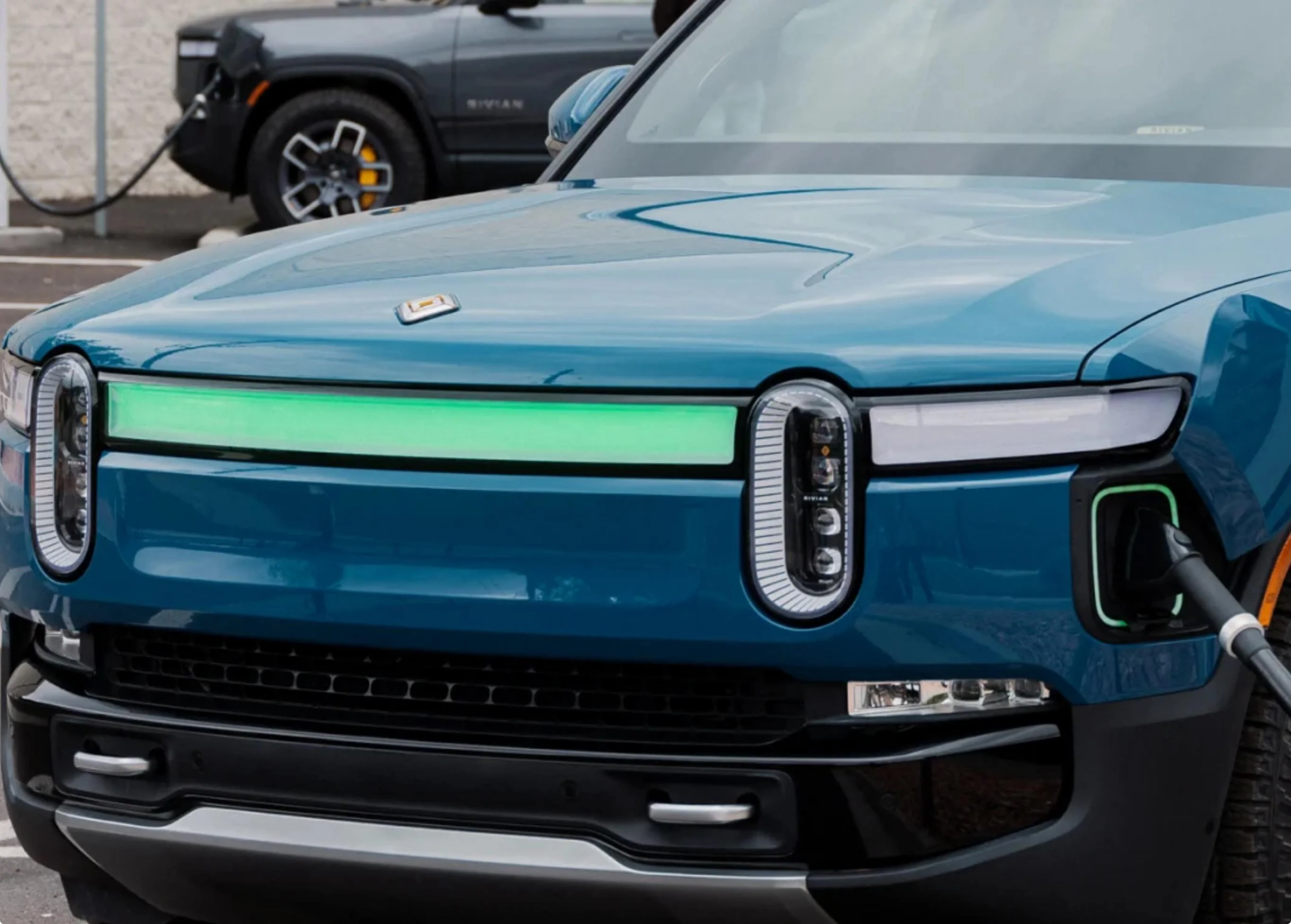 Rivian R1T R1S New Light Bar and Headlamps on R2/R3 IMG_0572