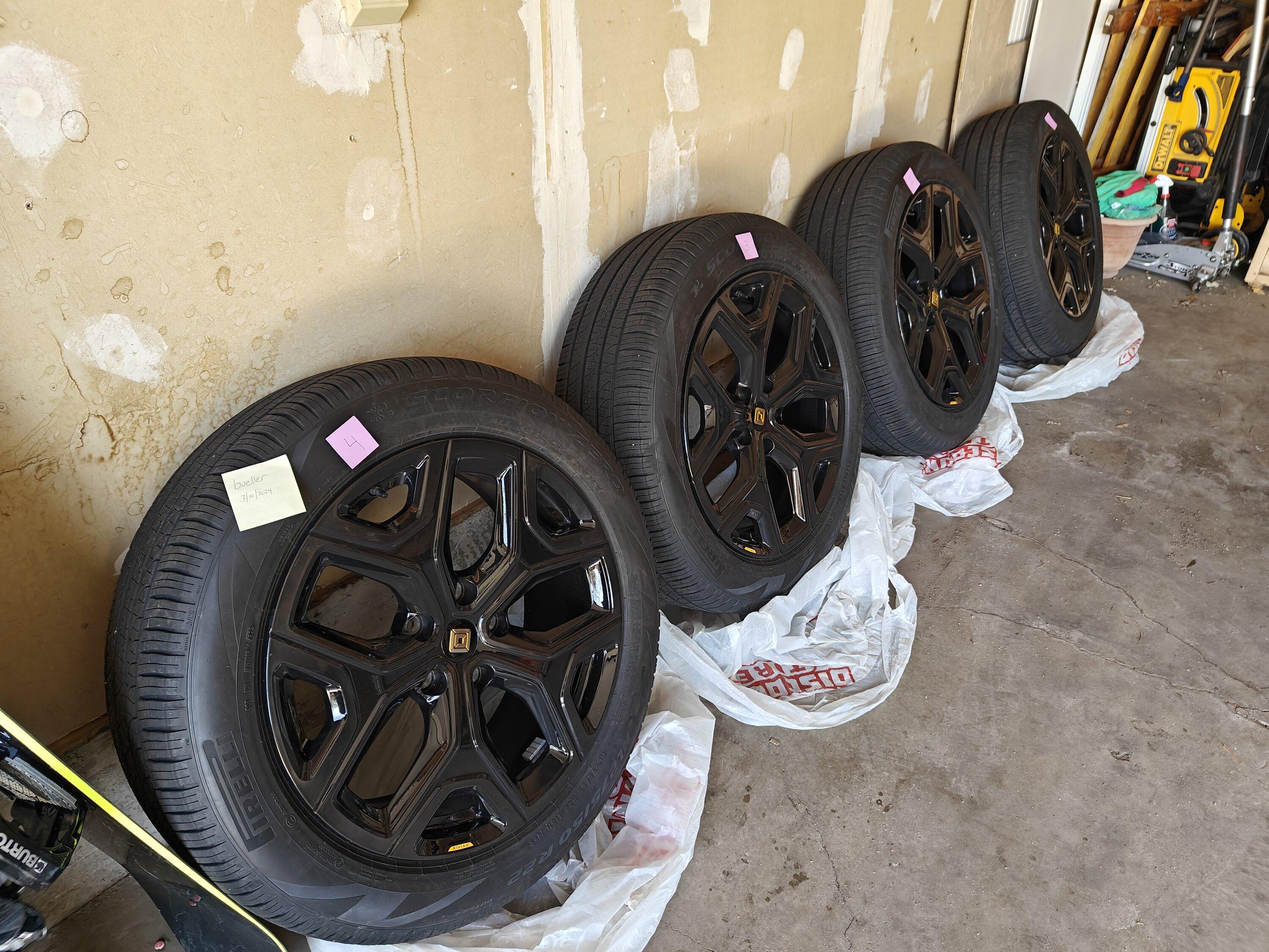 Rivian R1T R1S FS/WTT: OEM 22" Sport Dark set IMG20240310133704