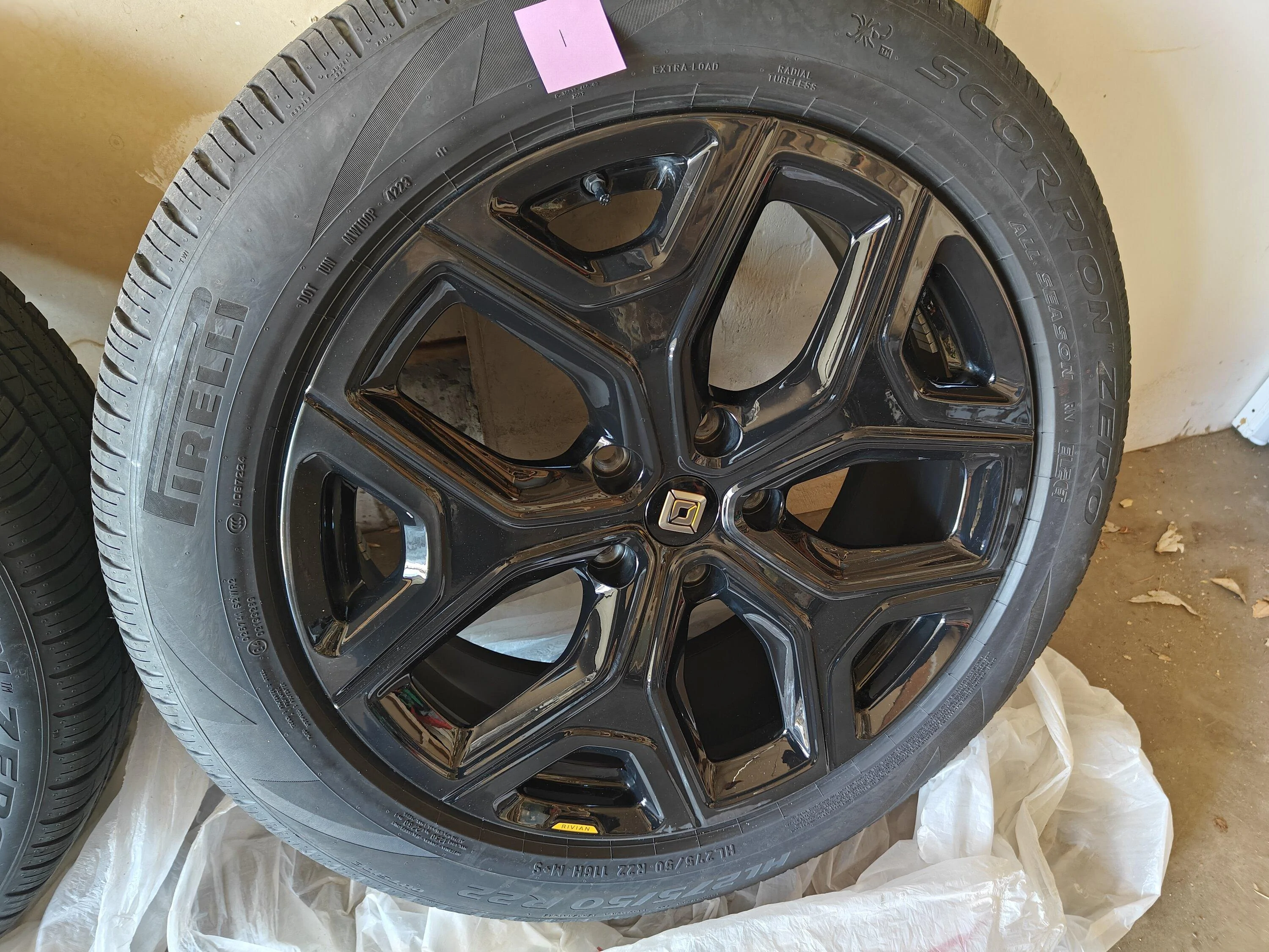Rivian R1T R1S FS/WTT: OEM 22" Sport Dark set IMG20240310133803