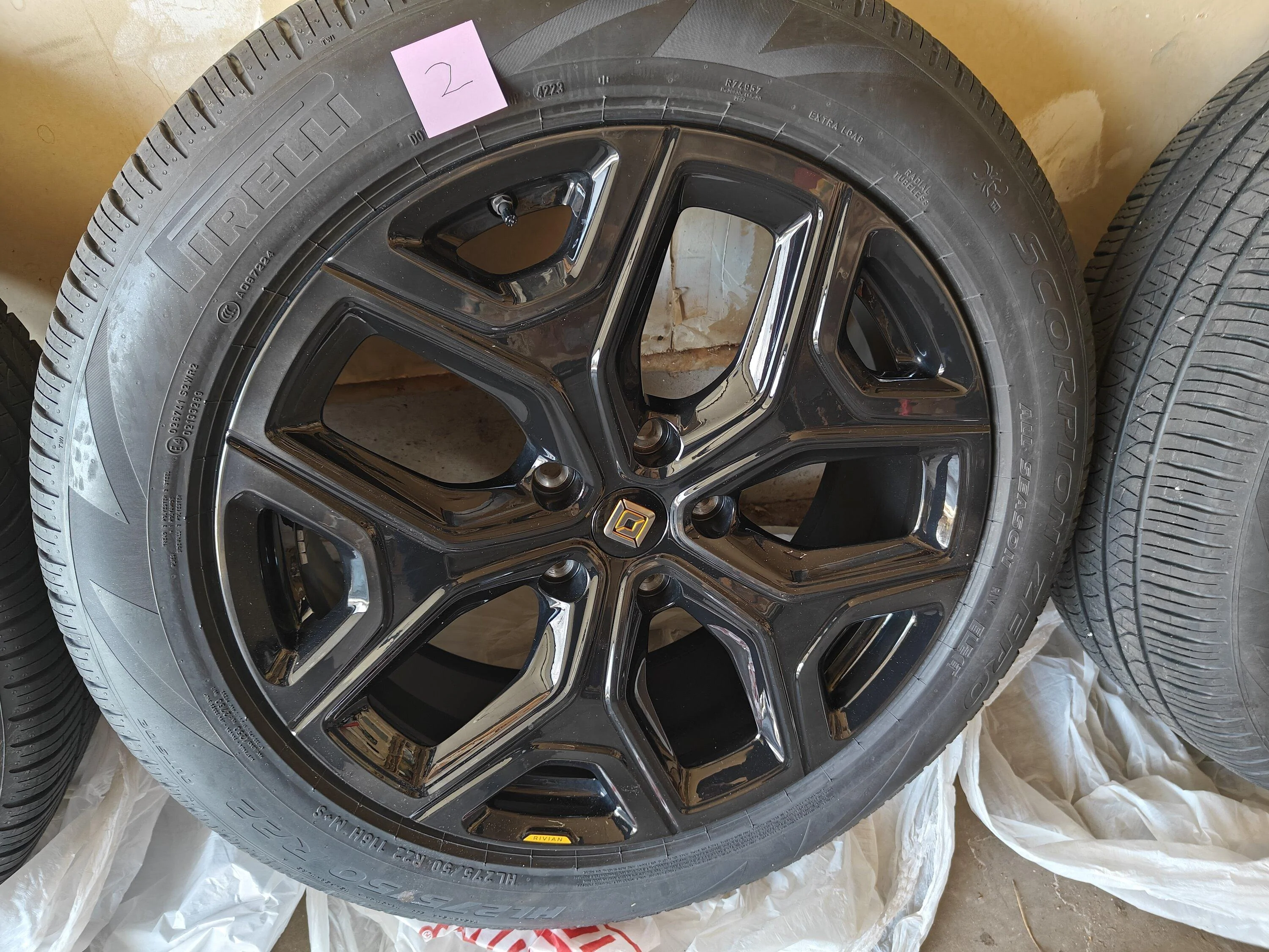 Rivian R1T R1S FS/WTT: OEM 22" Sport Dark set IMG20240310133808
