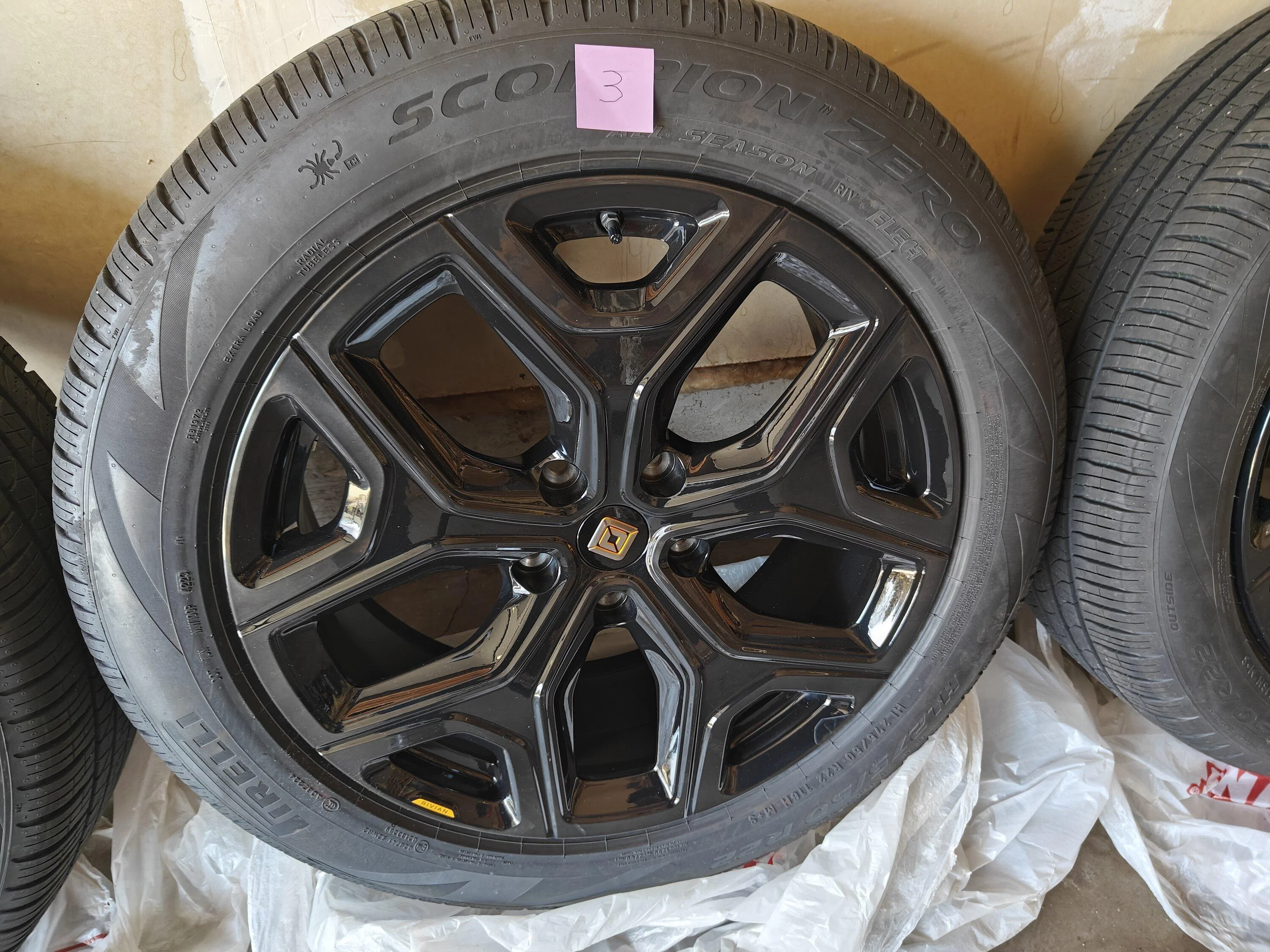 Rivian R1T R1S FS/WTT: OEM 22" Sport Dark set IMG20240310133812