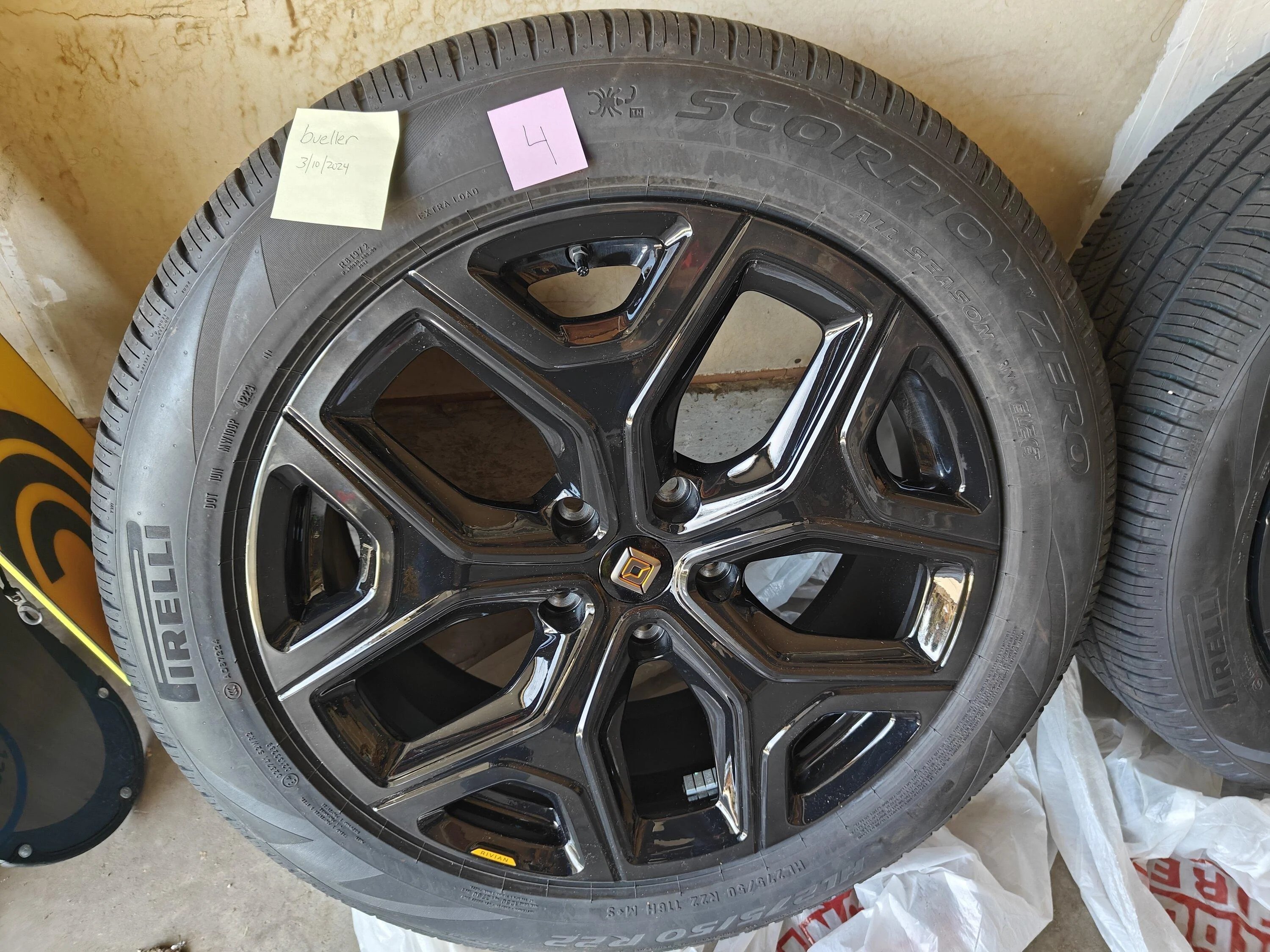 Rivian R1T R1S FS/WTT: OEM 22" Sport Dark set IMG20240310133816
