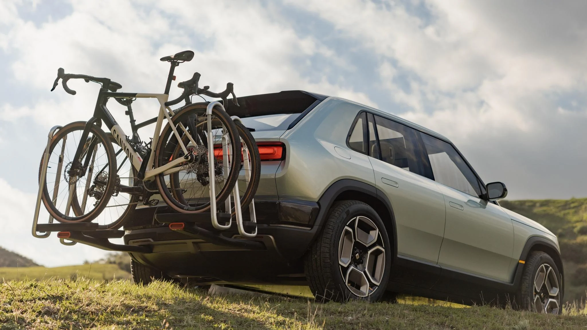 Rivian R1T R1S Confirmed: R2 / R3 will have tow hitch 431774817_804333771725870_8004018701987168159_n