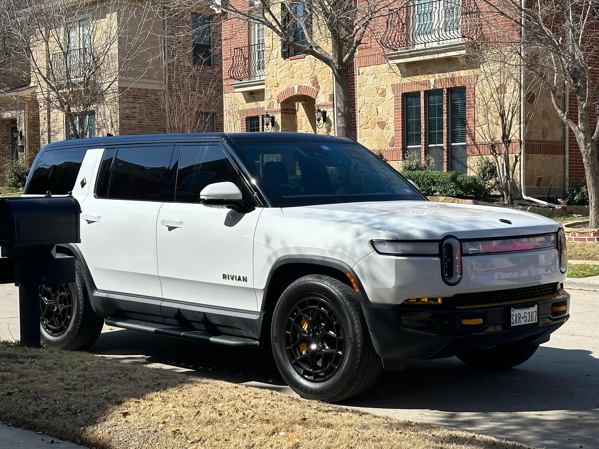 Rivian R1T R1S Affordable high efficiency 20" wheels and 33" tires options (275/60R20) IMG_3258
