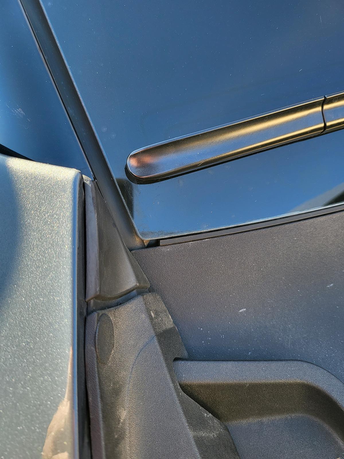 Rivian R1T R1S Is there a seal issue with my front windshield? 1000012487