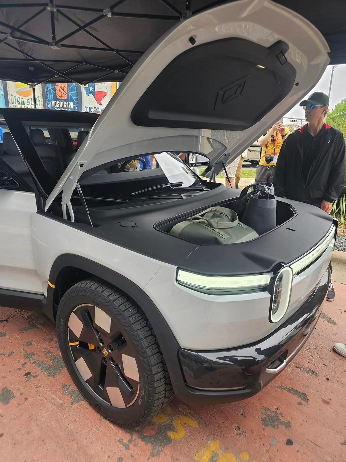 Rivian R1T R1S R2 Videos & photos from Austin public showing 432783378_7753050678039034_9164328114439829476_n