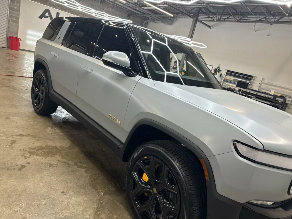 Rivian R1T R1S ? LIMESTONE R1S  Photos image_0