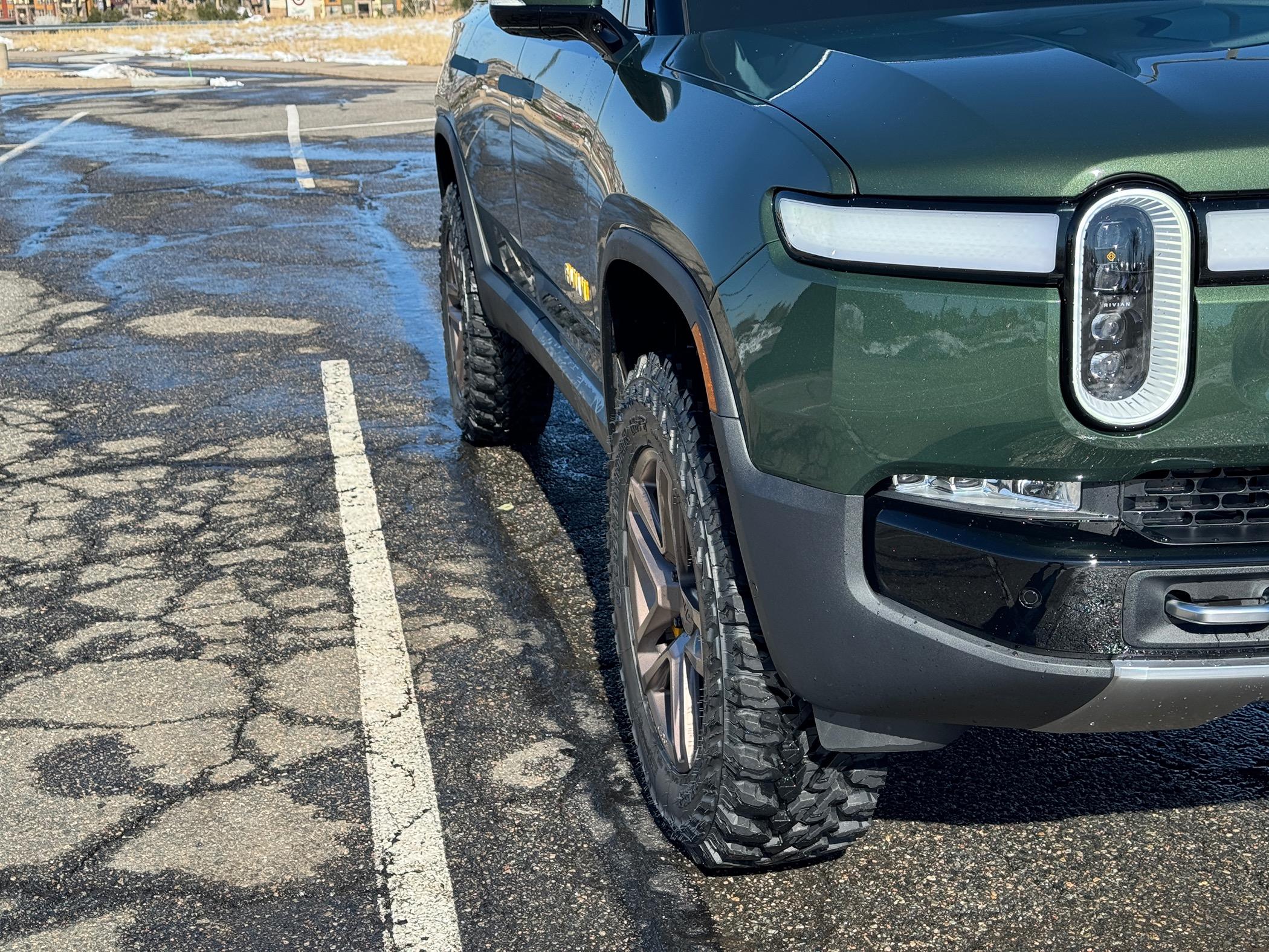 Rivian R1T R1S 35" Yokohama Geolandar M/T G003 on 20" Atomic Wheels on R1S Highest5.JPG