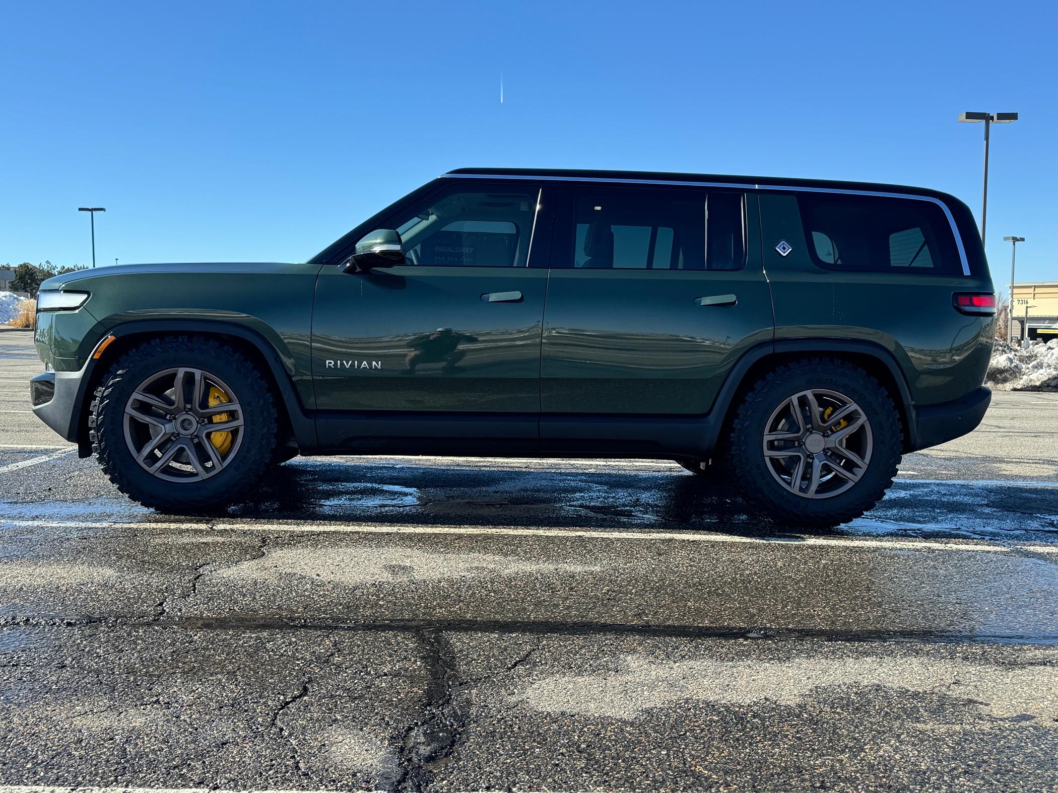 Rivian R1T R1S 35" Yokohama Geolandar M/T G003 on 20" Atomic Wheels on R1S Low2.JPG