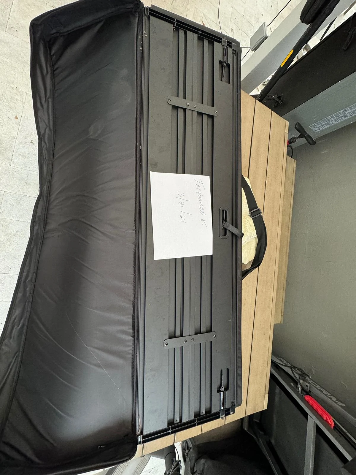 Rivian R1T R1S Manuel Tonneau cover IMG_1865