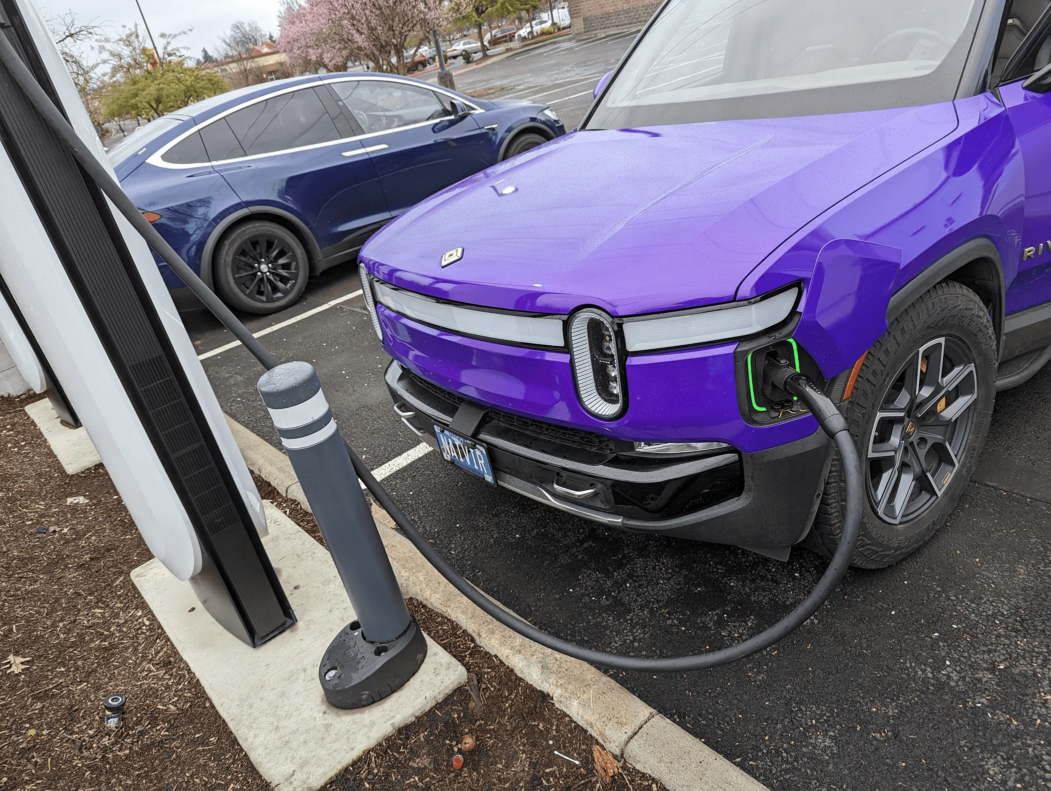 Rivian R1T R1S MidnightRivian's R1S Tesla Charger test session hitting speeds @ 217 kW using A2Z adapter / plug and charge feature 1711297360212-s