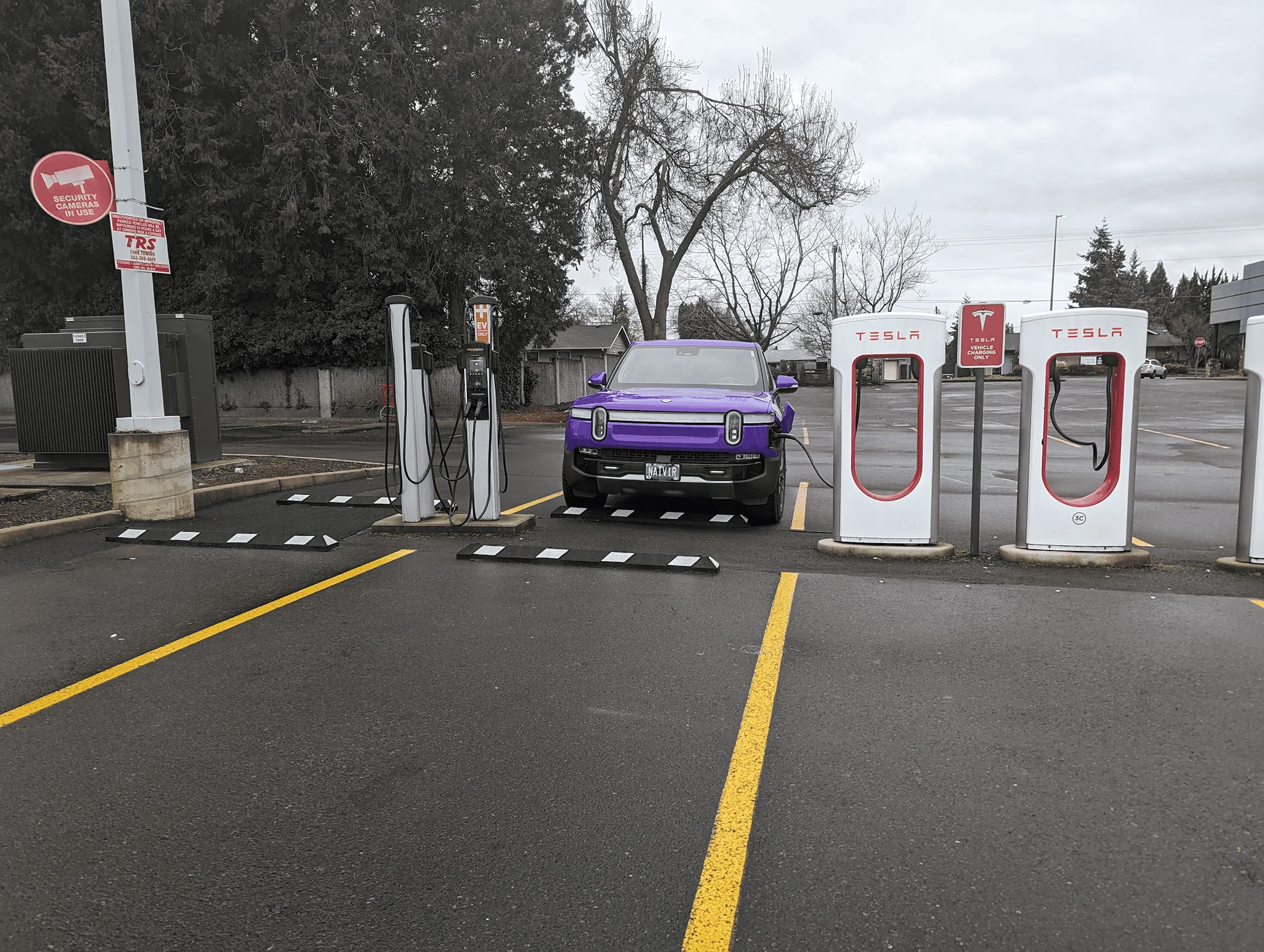 Rivian R1T R1S MidnightRivian's R1S Tesla Charger test session hitting speeds @ 217 kW using A2Z adapter / plug and charge feature 1711297383369-ik