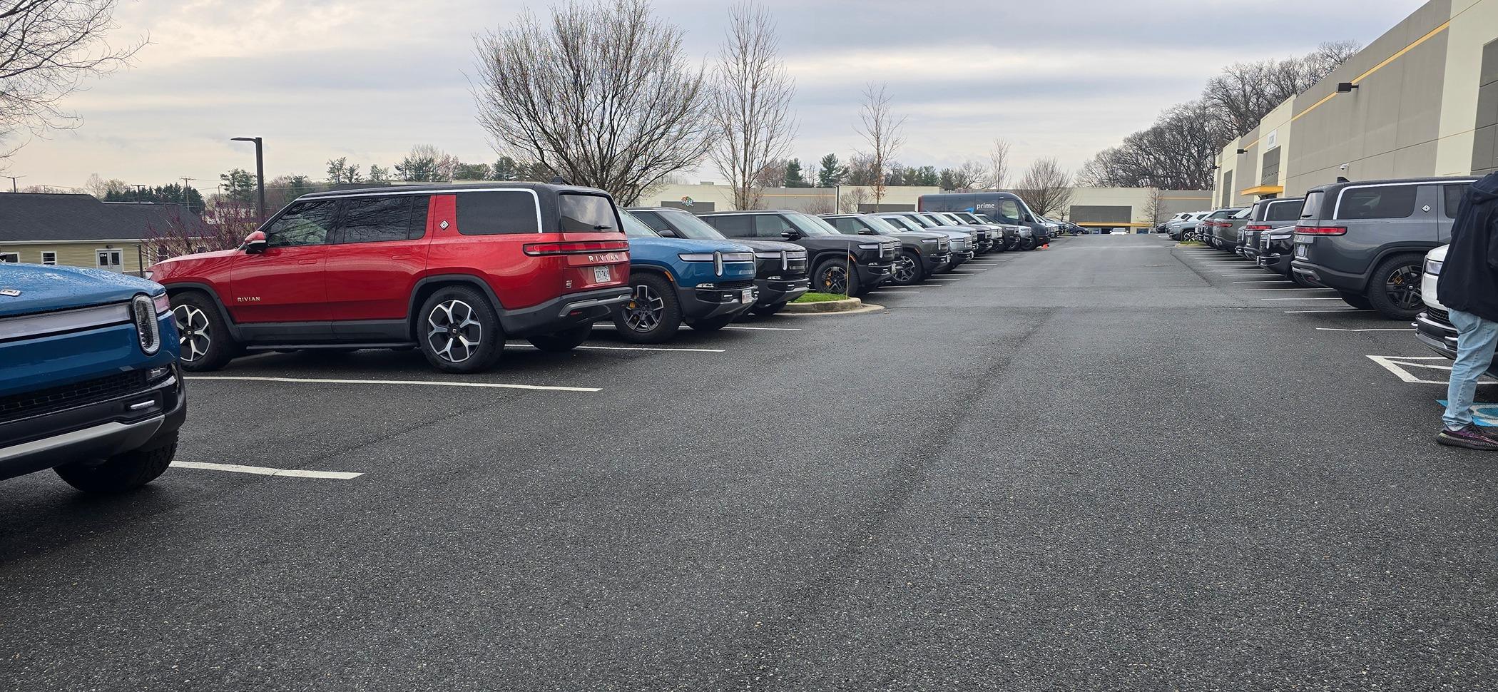 Rivian R1T R1S SO MANY RIVIANS / Great service experience 1000001195