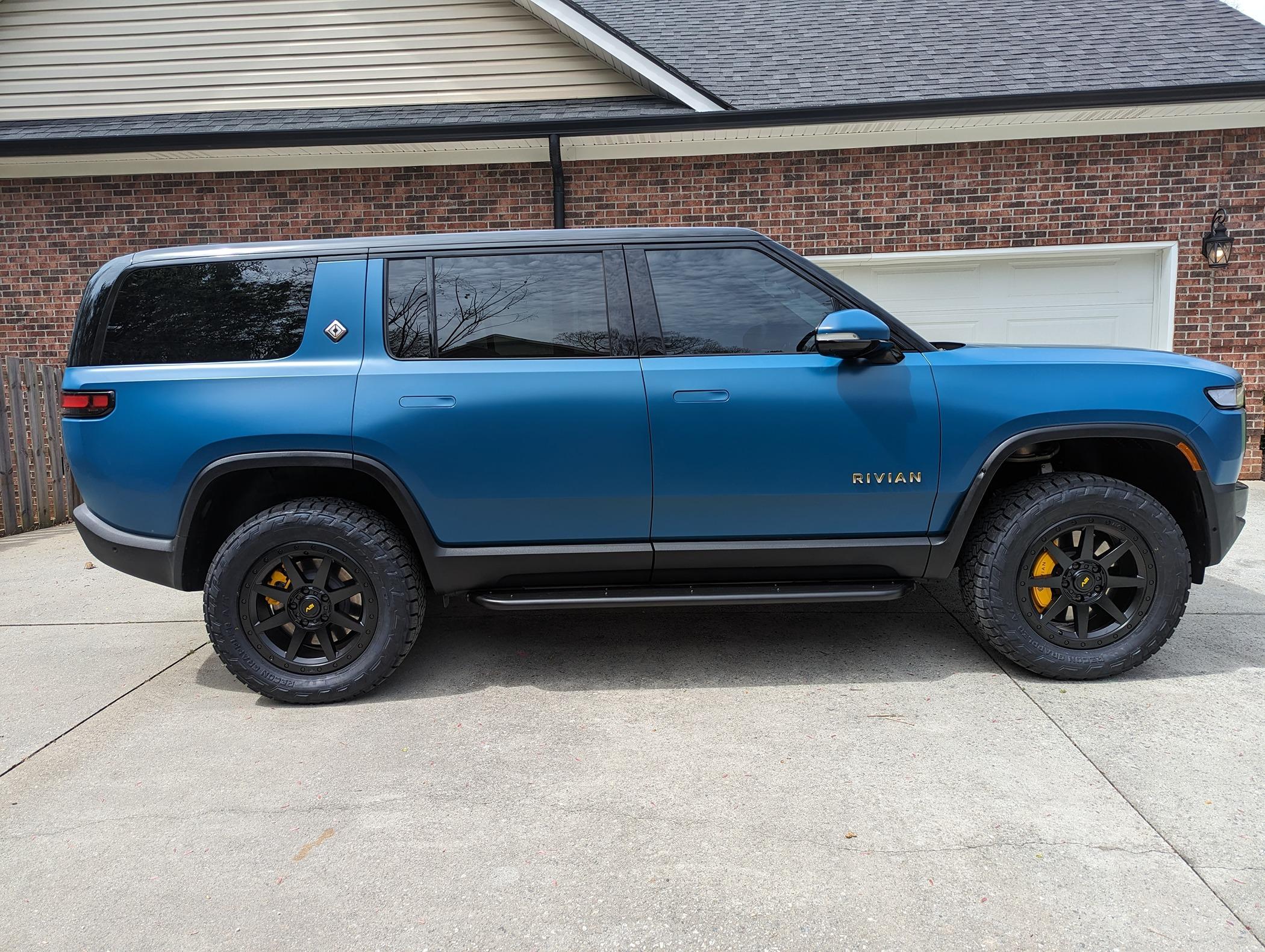 Rivian R1T R1S Installed R1S RMaxx running boards at EV Sportline in Atlanta 1000006494
