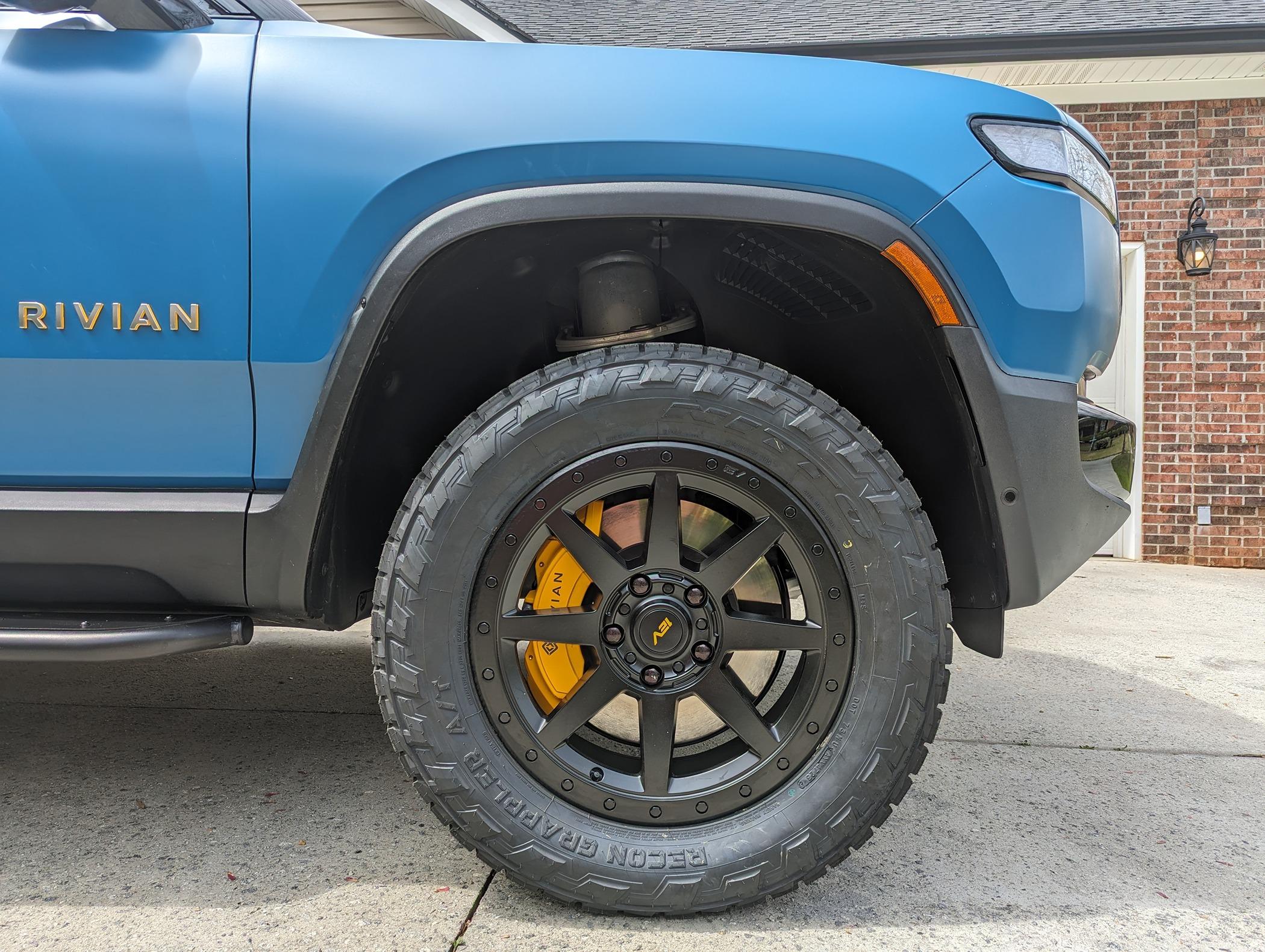 Rivian R1T R1S Installed R1S RMaxx running boards at EV Sportline in Atlanta 1000006499