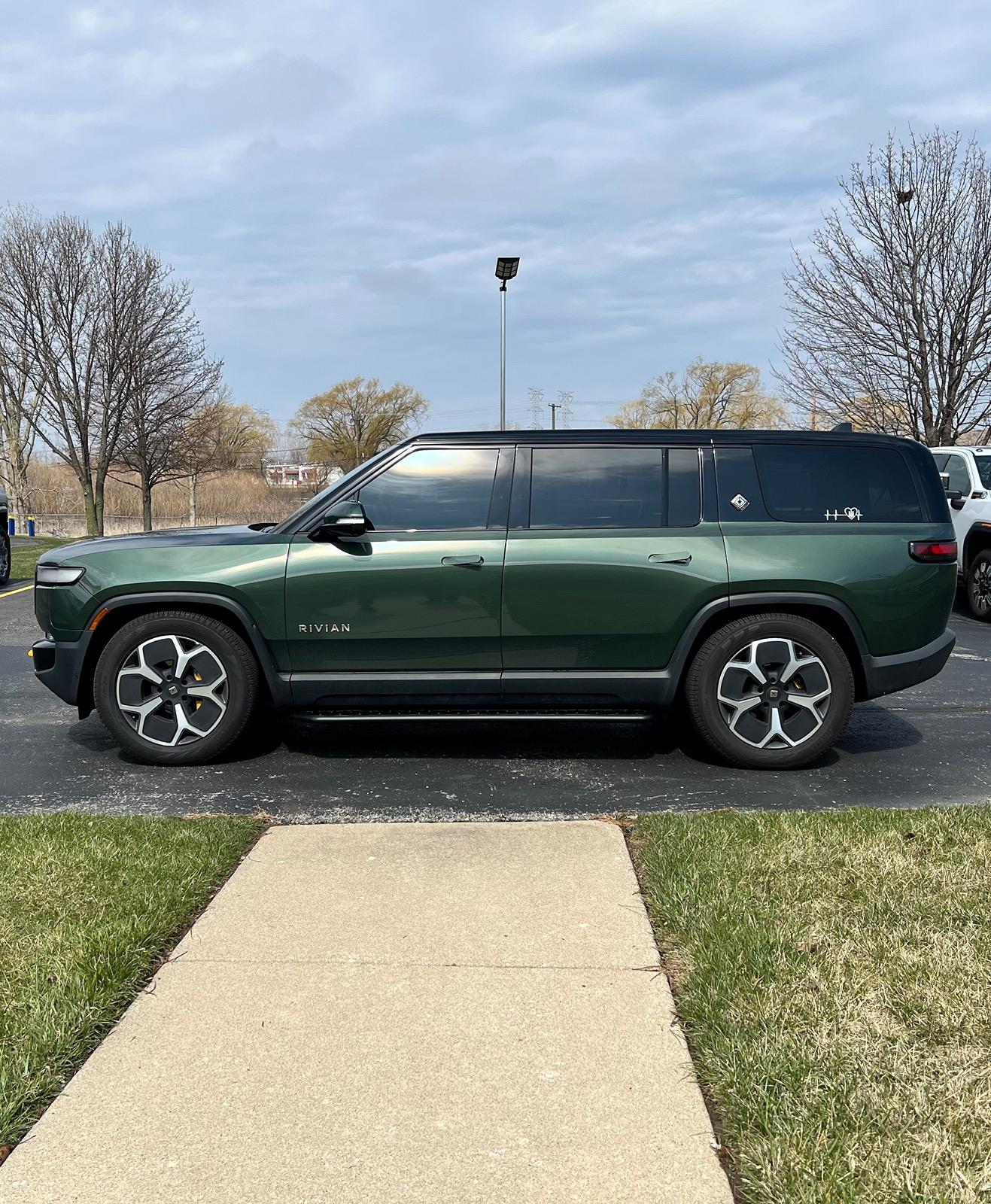 Rivian R1T R1S RealWheels EV Stainless Steel Running Boards IMG_4334