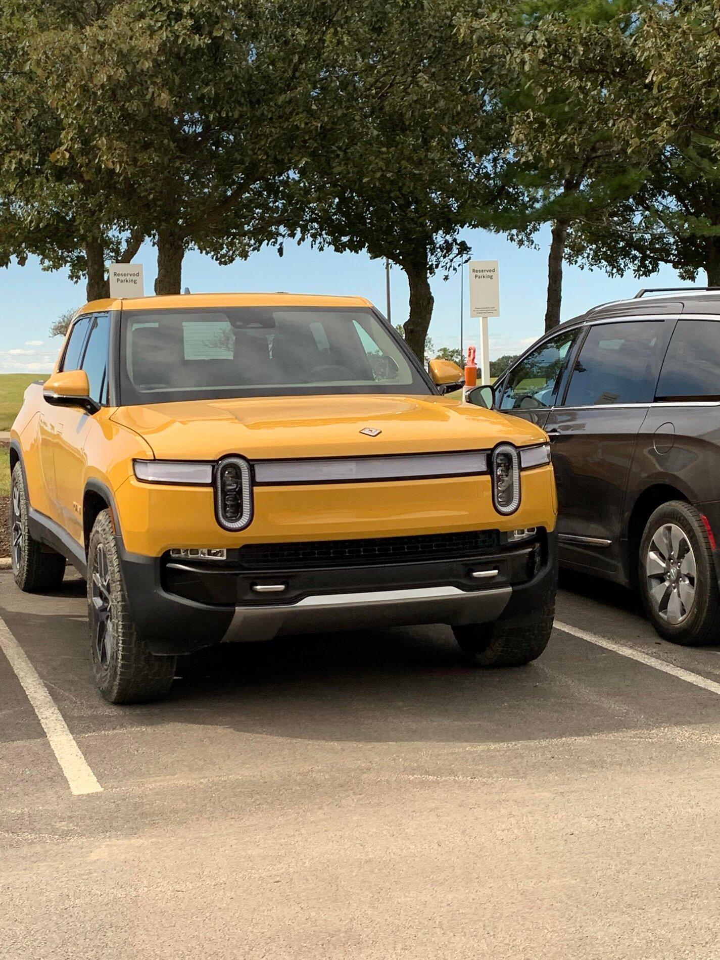 Rivian R1T R1S COMPASS YELLOW R1T Photos Compass Yellow 2022 Rivian R1T pickup truck 1