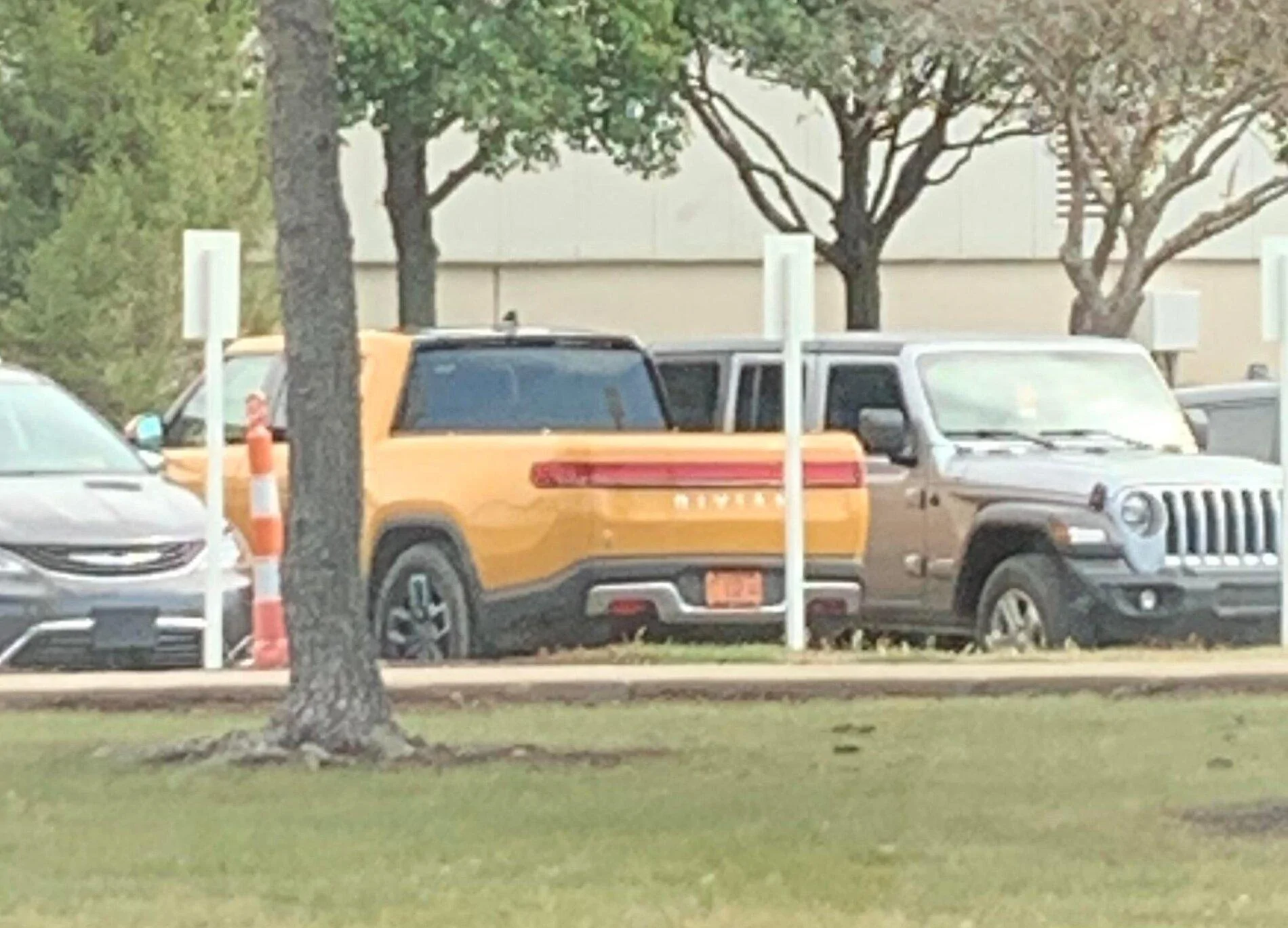 Rivian R1T R1S COMPASS YELLOW R1T Photos Compass Yellow 2022 Rivian R1T pickup truck 4