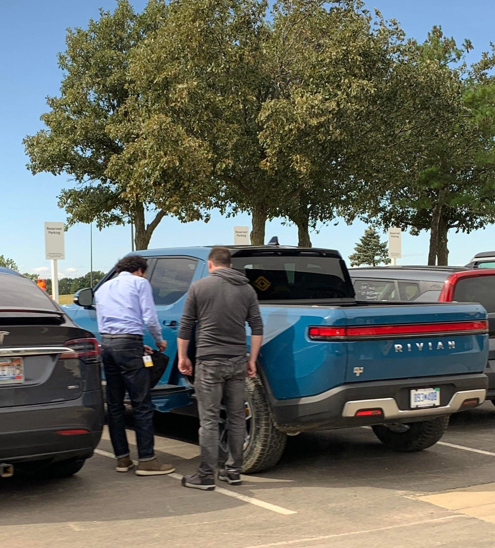 Rivian R1T R1S RIVIAN BLUE Rivian Photos Rivian Blue R1T Rivian pickup truck 2