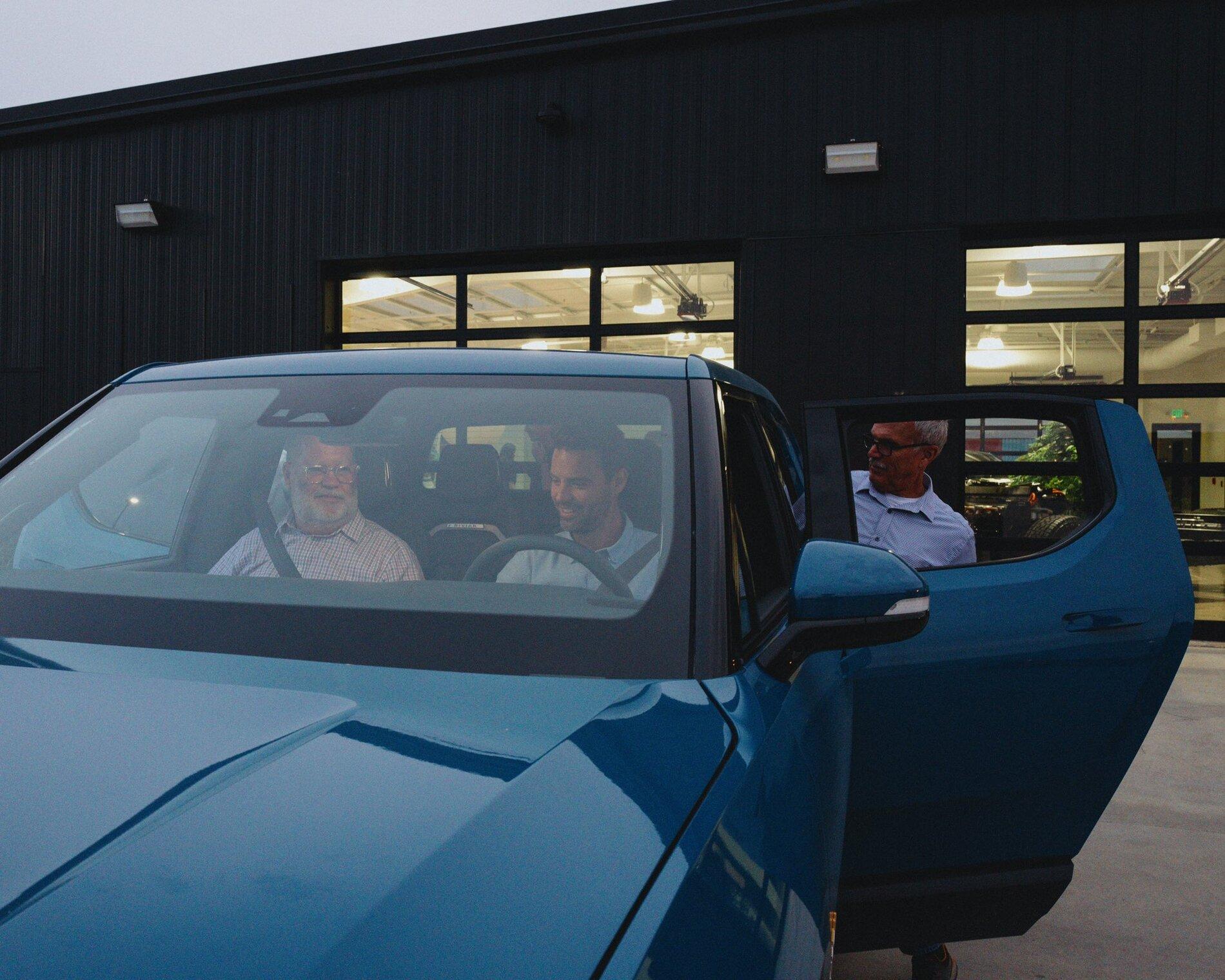 Rivian R1T R1S RJ: Some Early Rivian Deliveries Go To Earliest Company Employees! FAGViJgWQAAhzGV