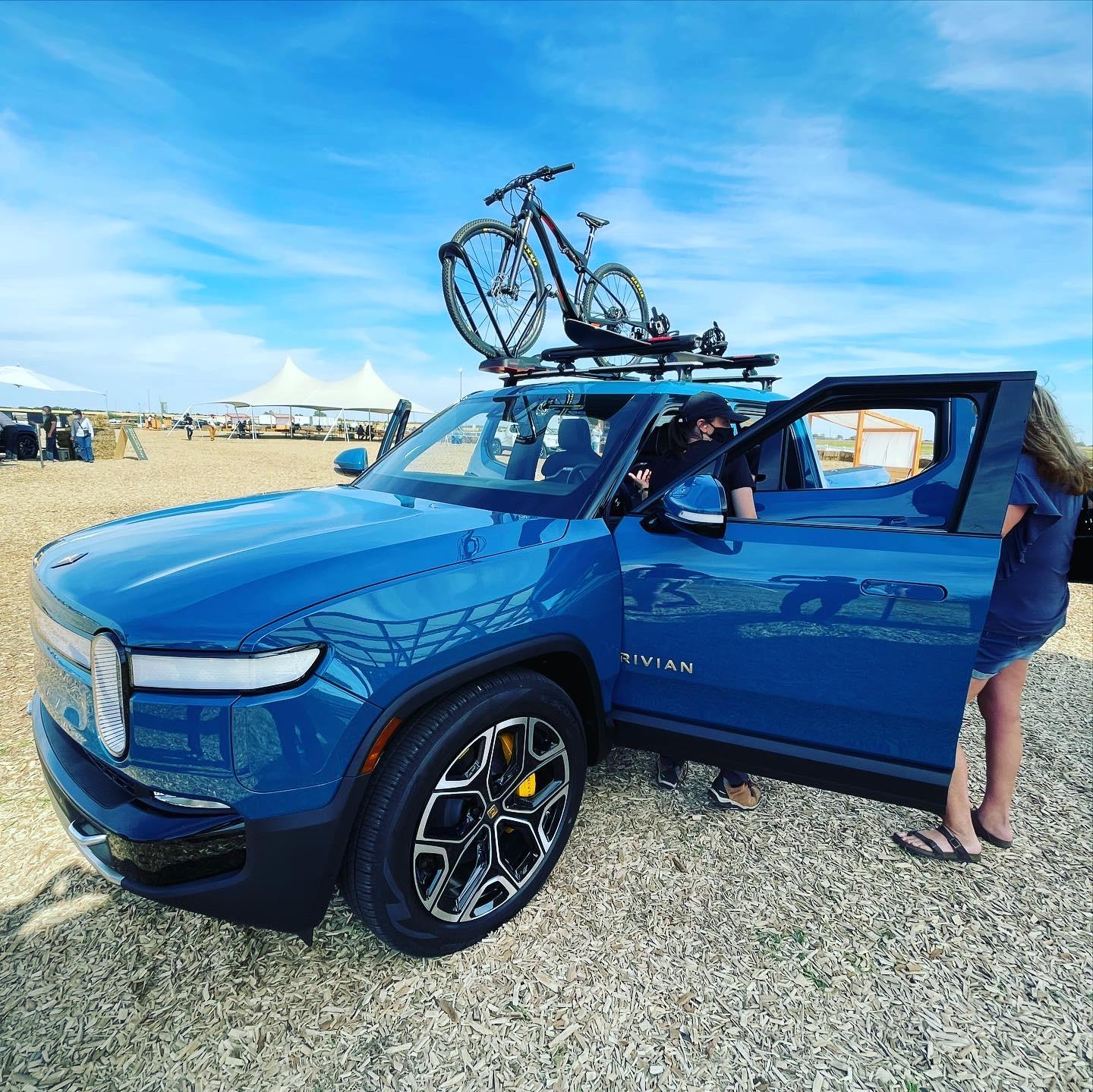 Rivian R1T R1S RIVIAN BLUE Rivian Photos e0f7314c-899f-4aa6-966a-4b8efc32a303-jpe