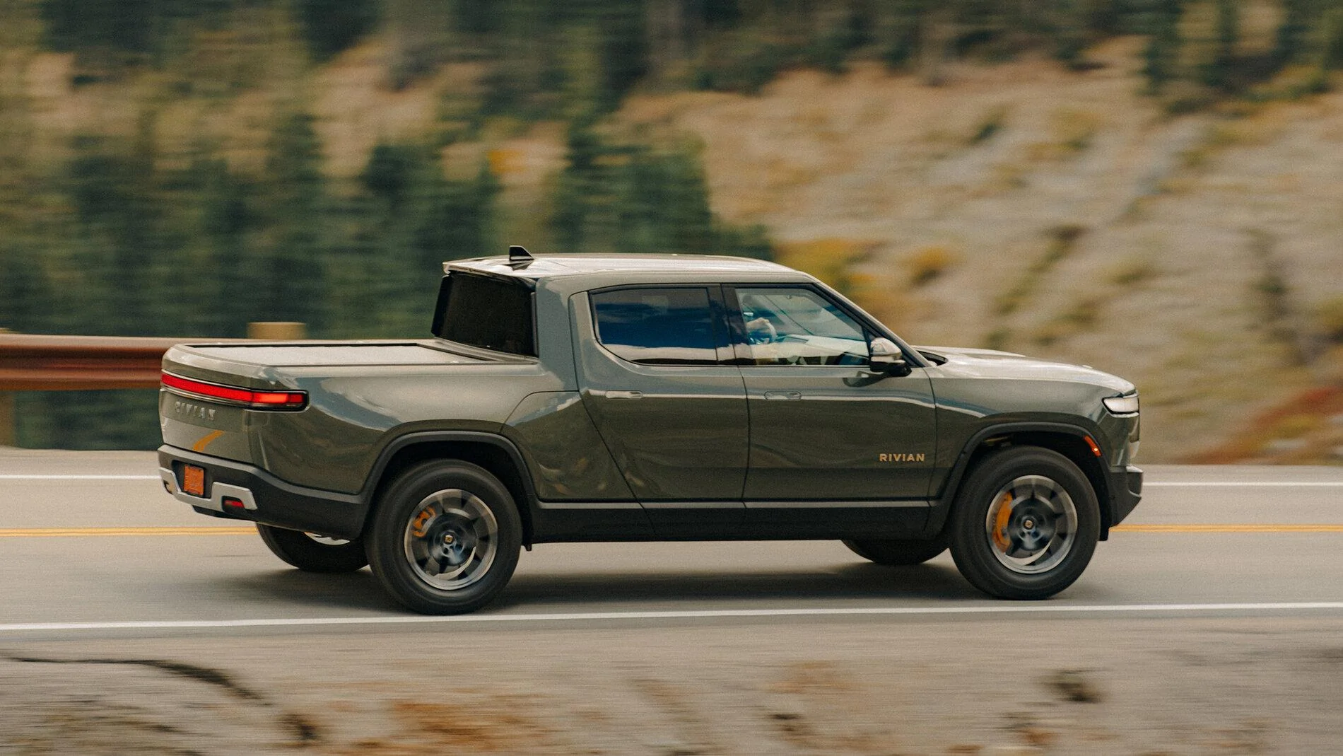 Rivian R1T R1S LAUNCH GREEN R1T Photos 2022-Rivian-R1T-green-action-profil