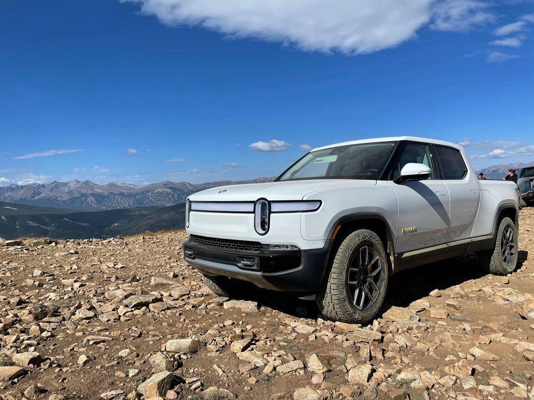 Rivian R1T R1S GLACIER WHITE R1T  Photos Glacier White R1T Rivian 1