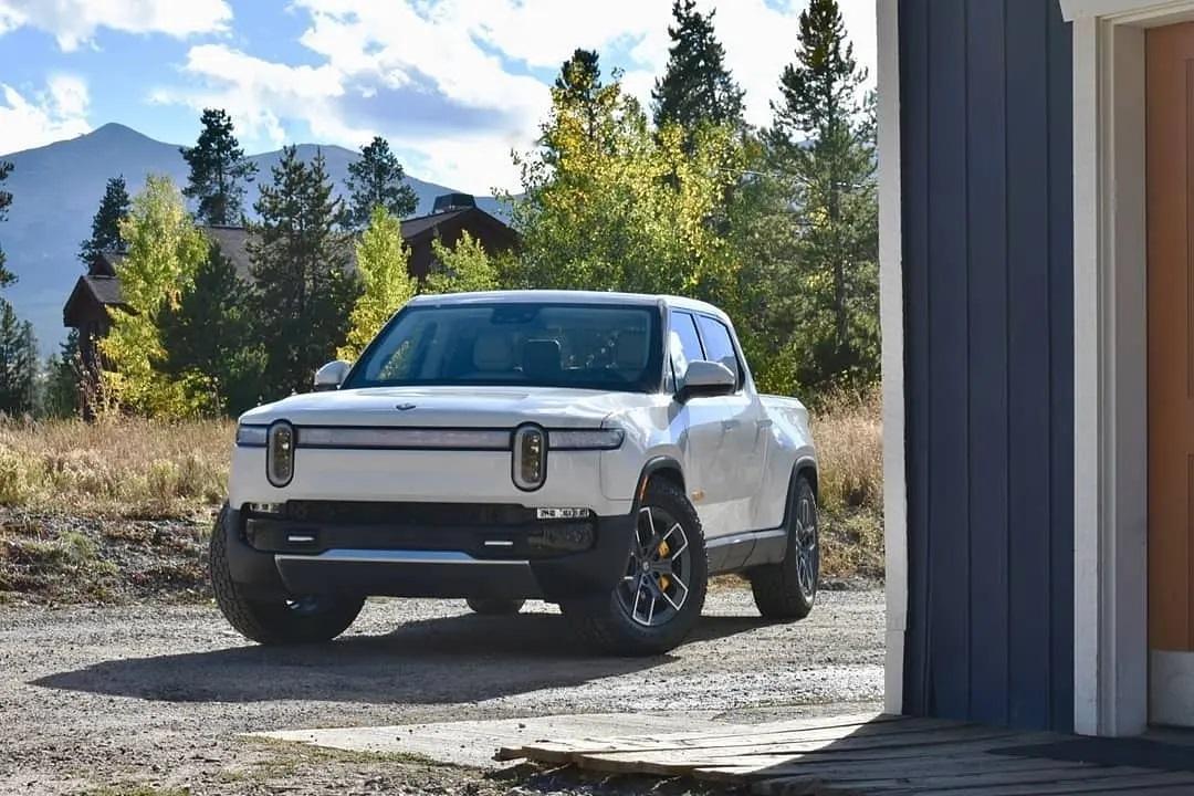 Rivian R1T R1S GLACIER WHITE R1T  Photos Glacier White R1T Rivian 3