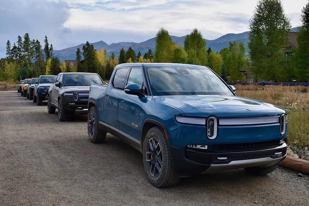 Rivian R1T R1S RIVIAN BLUE Rivian Photos Rivian Blue R1T Rivian Pickup Truck 2