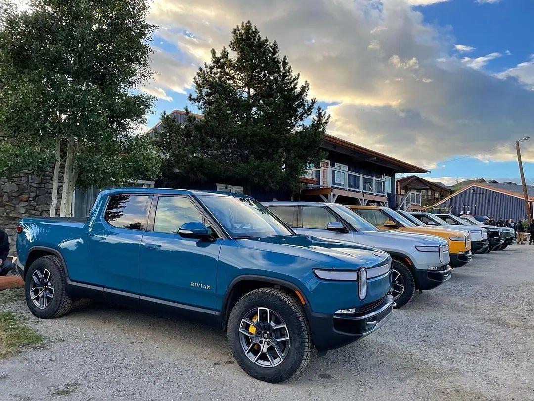 Rivian R1T R1S RIVIAN BLUE Rivian Photos Rivian Blue R1T Rivian Pickup Truck 3