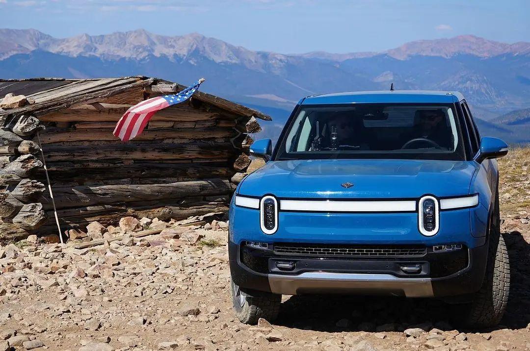 Rivian R1T R1S RIVIAN BLUE Rivian Photos Rivian Blue R1T Rivian Pickup Truck 4