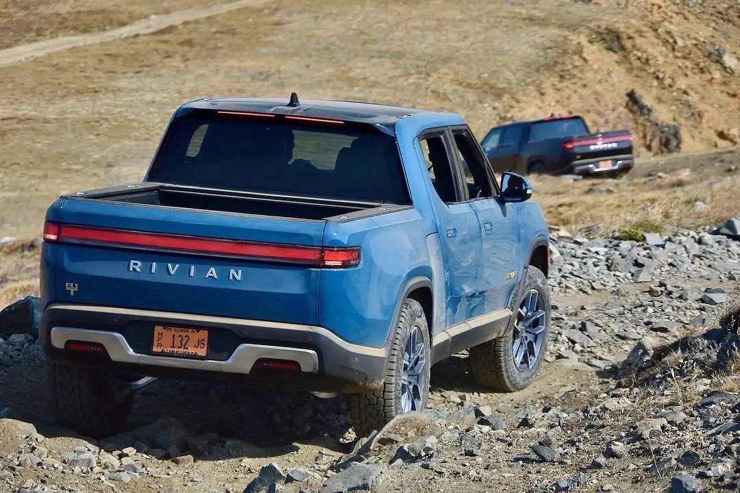 Rivian R1T R1S RIVIAN BLUE Rivian Photos Rivian Blue R1T Rivian Pickup Truck 1