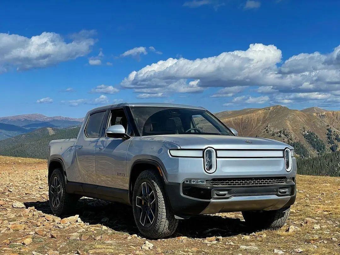 Rivian R1T R1S LA SILVER Rivian Photos LA Silver Rivian R1T Pickup Truck 1