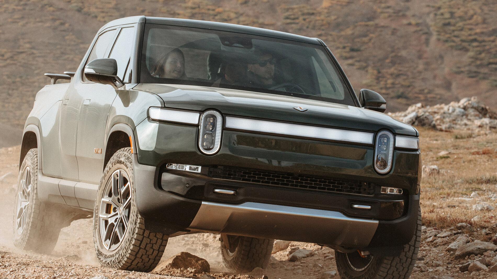Rivian R1T R1S LAUNCH GREEN R1T Photos 2022-Rivian-R1T-green-off-road-front-close