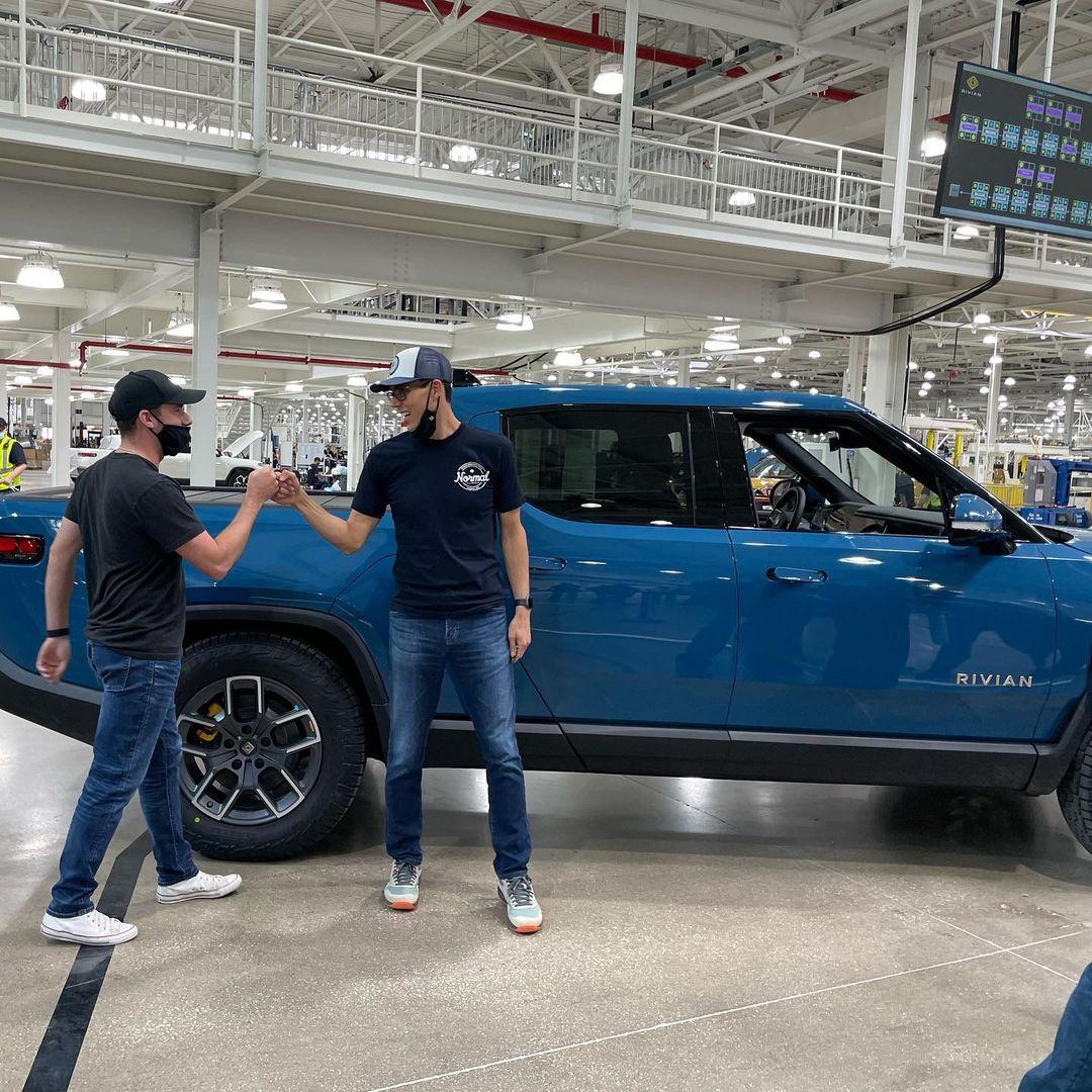 Rivian R1T R1S RIVIAN BLUE Rivian Photos 243587346_882704332605209_5395173364493228578_n