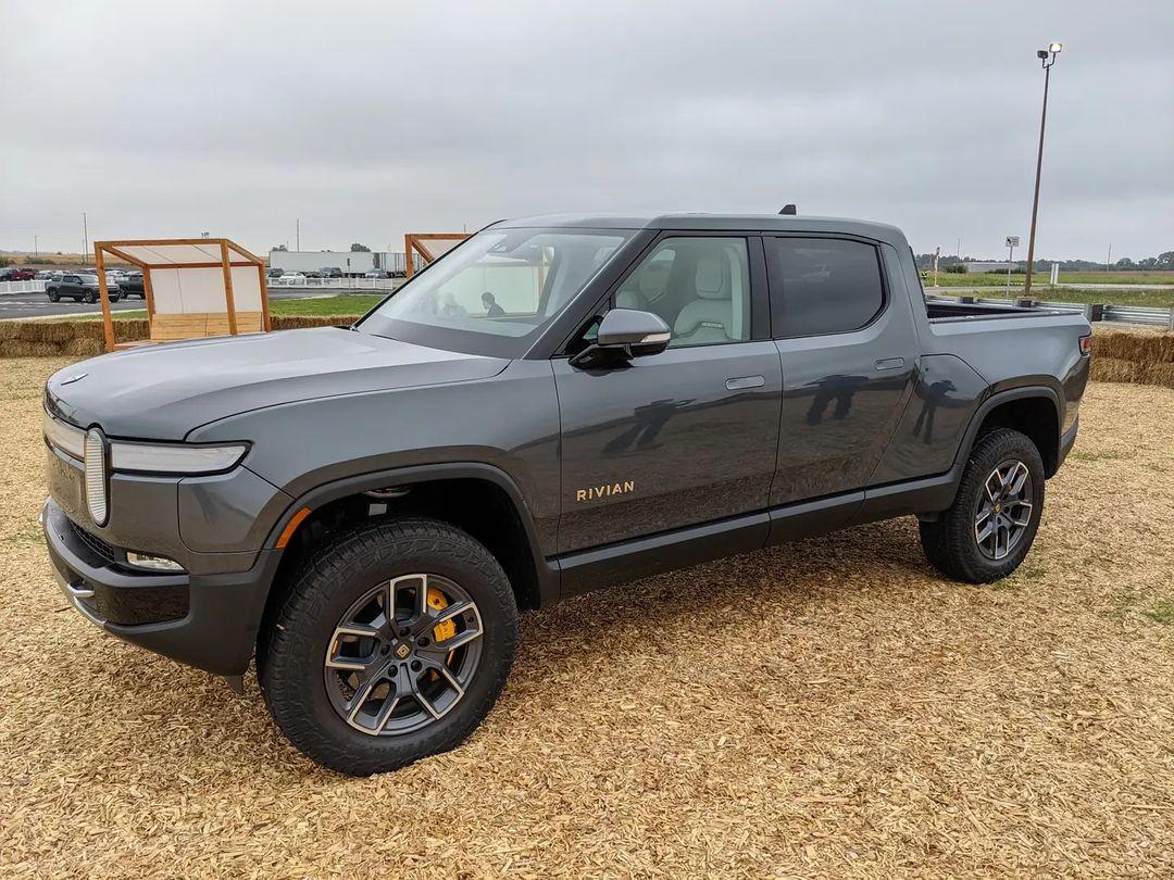Rivian R1T R1S El CAP GRANITE Rivian Photos 2022 Rivian R1T El Cap Granite