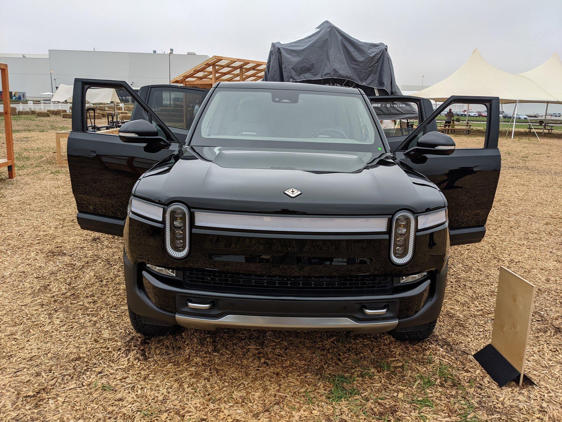 Rivian R1T R1S MIDNIGHT (Black) Rivian Photos pxl_20211002_153206982-mp-