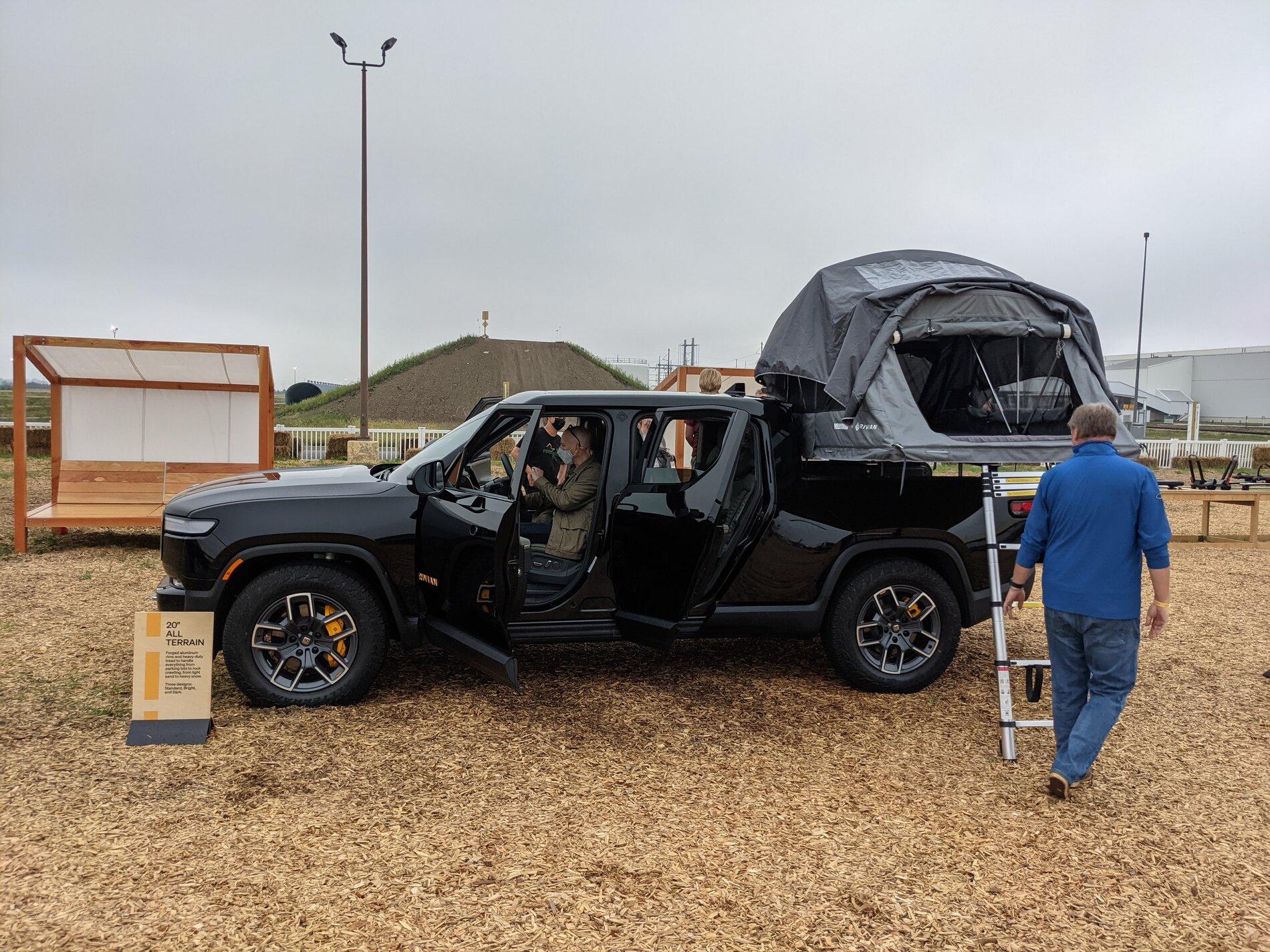 Rivian R1T R1S MIDNIGHT (Black) Rivian Photos pxl_20211002_152626210-mp-