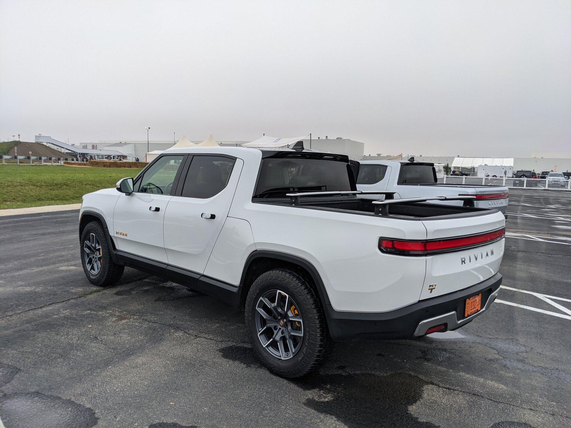 Rivian R1T R1S GLACIER WHITE R1T  Photos pxl_20211002_143451917-mp-