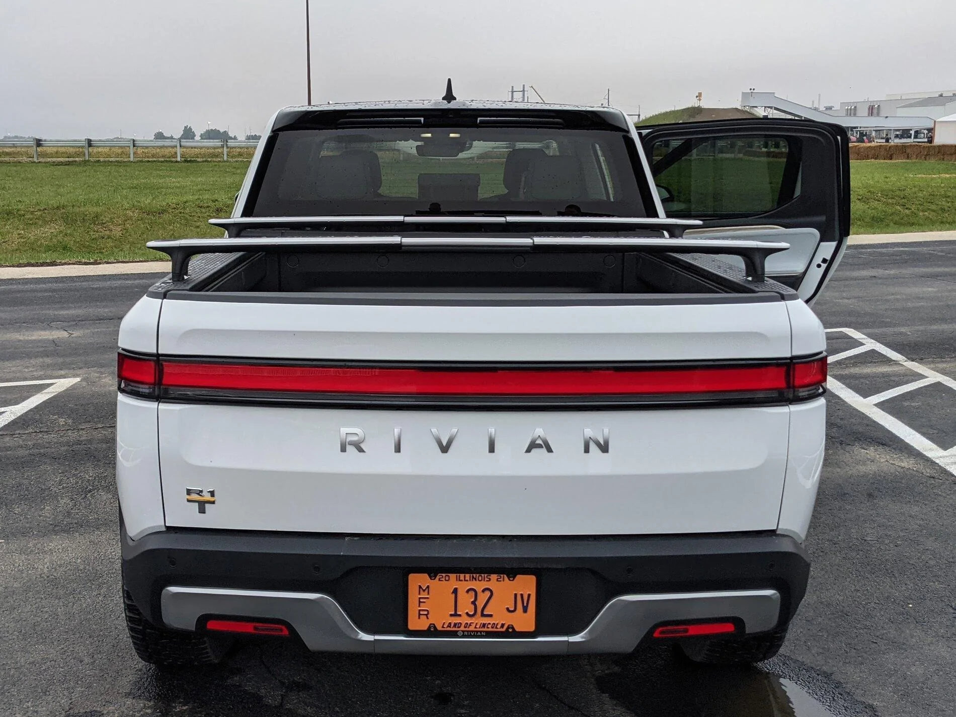 Rivian R1T R1S GLACIER WHITE R1T  Photos pxl_20211002_143438727-mp-jpg