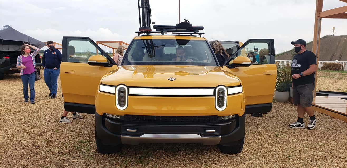 Rivian R1T R1S COMPASS YELLOW R1T Photos 2022 Rivian R1T Compass Yellow2