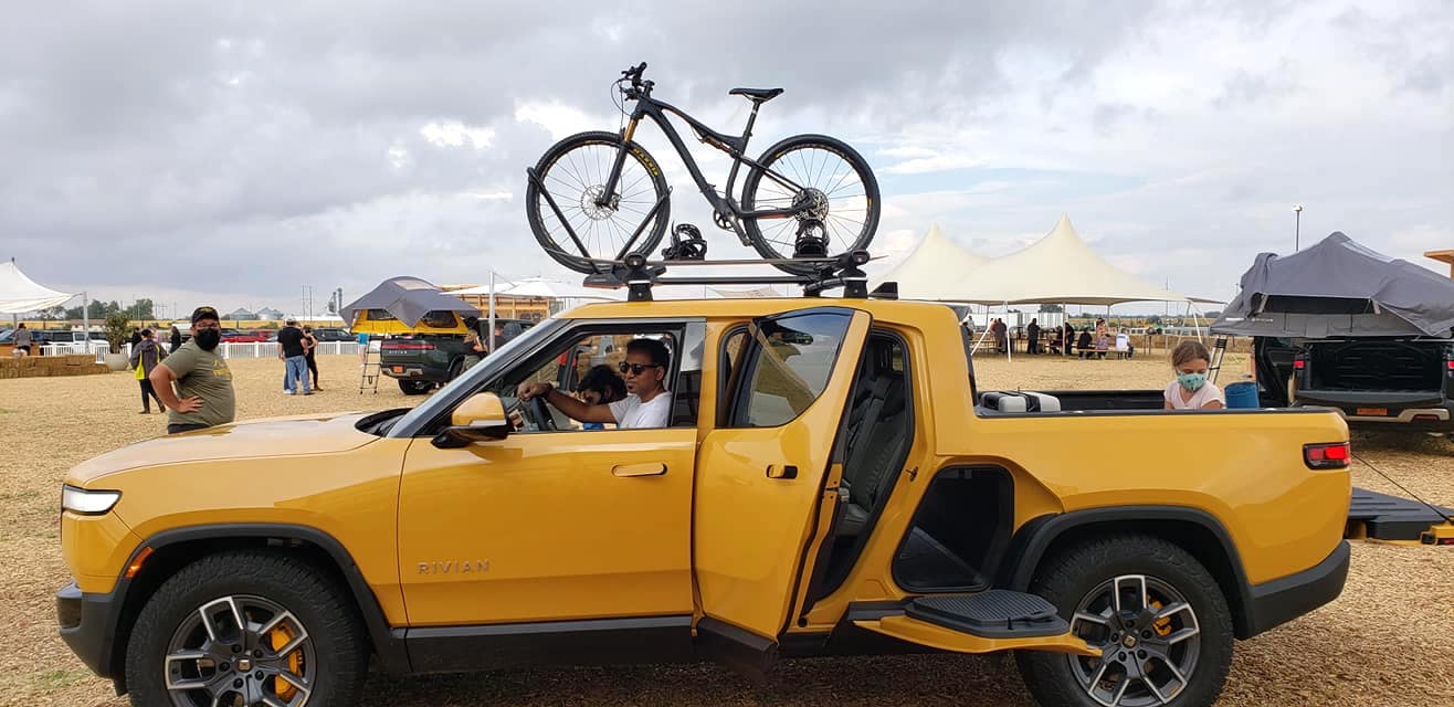Rivian R1T R1S COMPASS YELLOW R1T Photos 2022 Rivian R1T Compass Yellow1