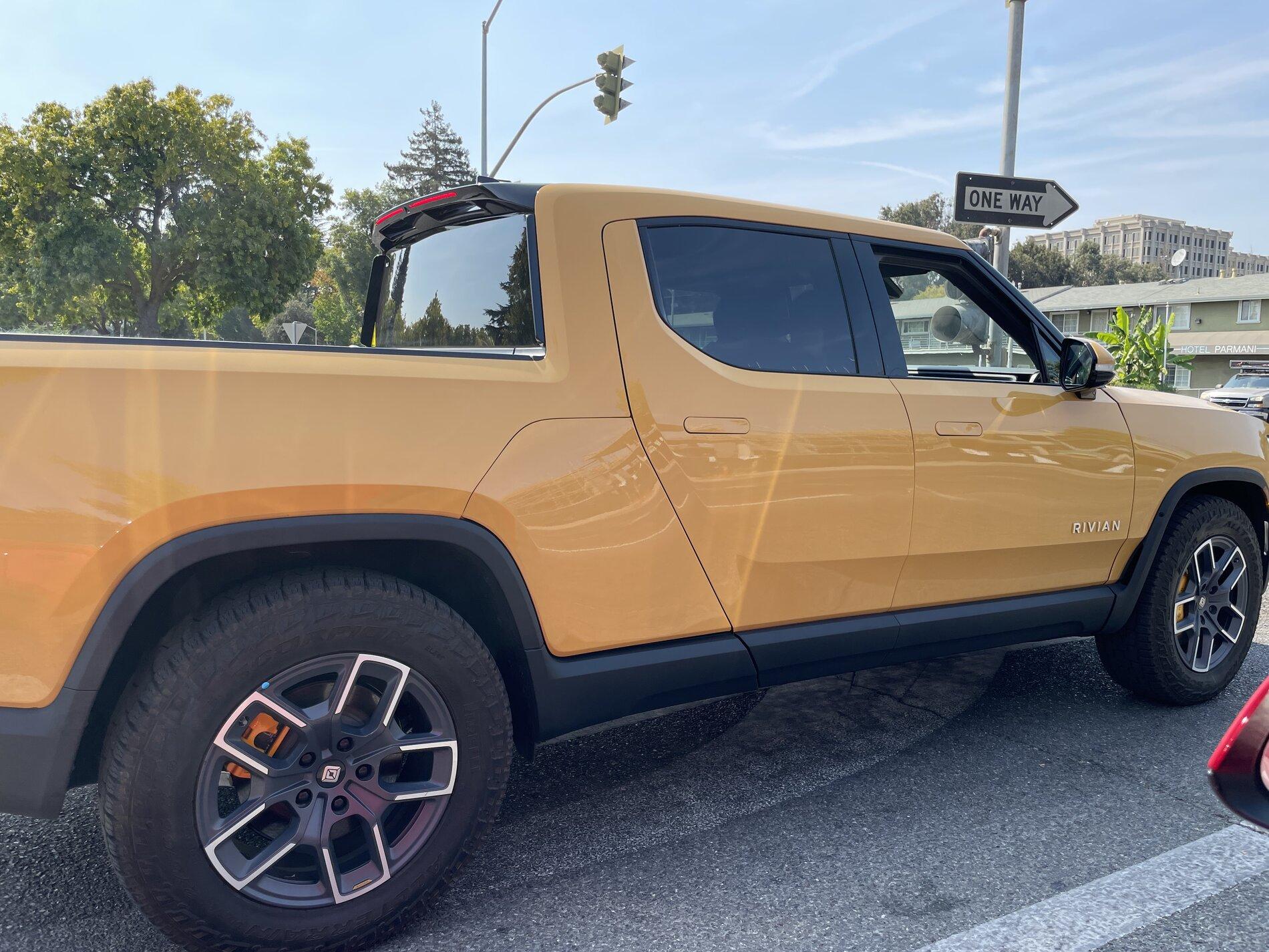 Rivian R1T R1S COMPASS YELLOW R1T Photos 39DD3633-A3DB-4EA3-A78D-E8F4CB597E0E