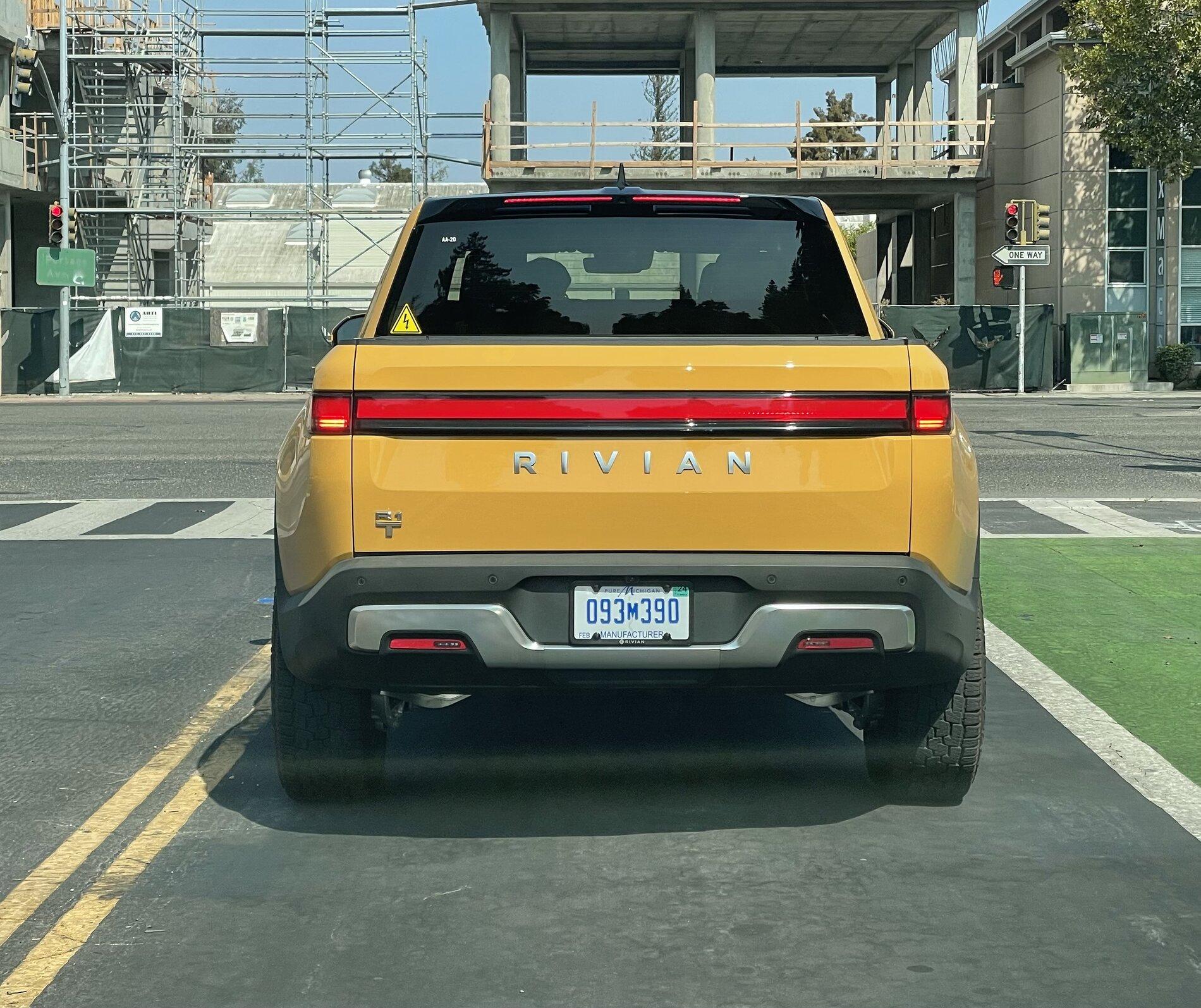 Rivian R1T R1S COMPASS YELLOW R1T Photos 3C6B848C-CD41-4FB8-A9ED-9D5A4FED3E61